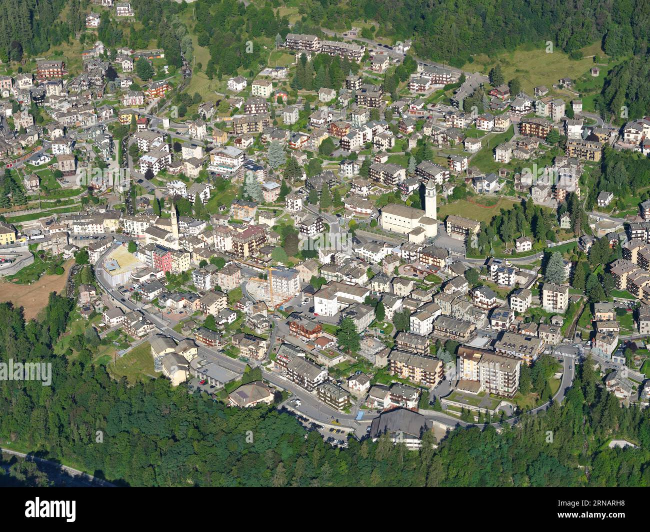 LUFTAUFNAHME. Das Stadtzentrum von Chiesa in Valmalenco. Provinz Sondrio, Lombardei, Italien. Stockfoto