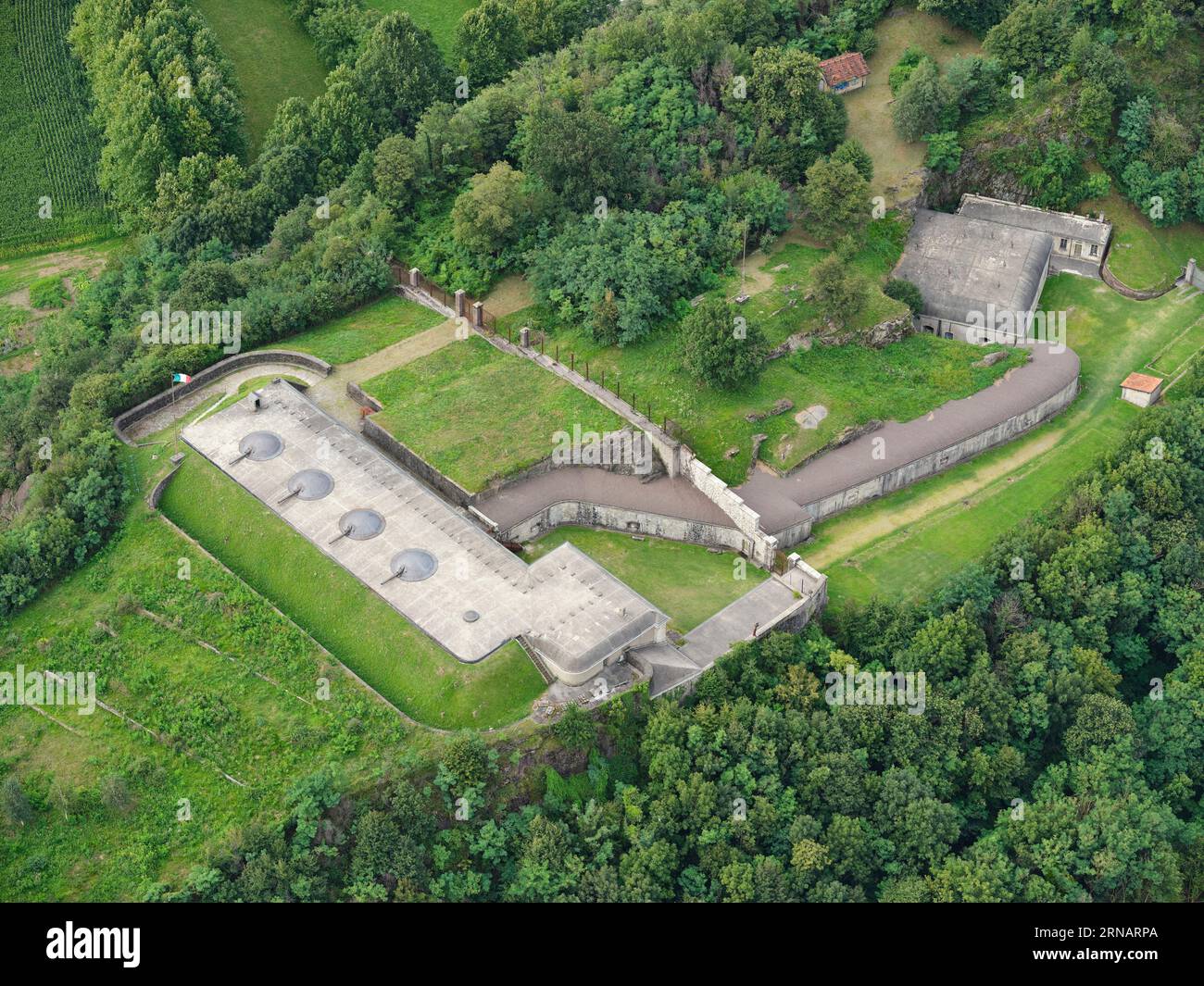 LUFTAUFNAHME. Fort Montecchio Nord, eine Festung aus dem Ersten Weltkrieg, die auf einem Hügel in der Nähe des Comer Sees errichtet wurde. Colico, Provinz Lecco, Lombardei, Italien. Stockfoto