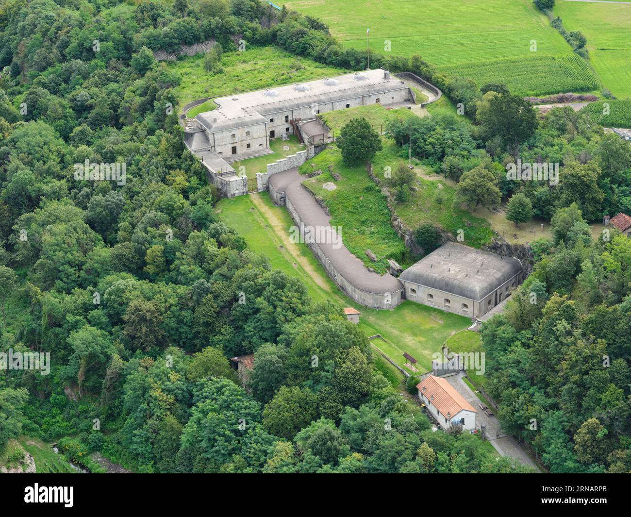 LUFTAUFNAHME. Fort Montecchio Nord, eine Festung aus dem Ersten Weltkrieg, die auf einem Hügel in der Nähe des Comer Sees errichtet wurde. Colico, Provinz Lecco, Lombardei, Italien. Stockfoto