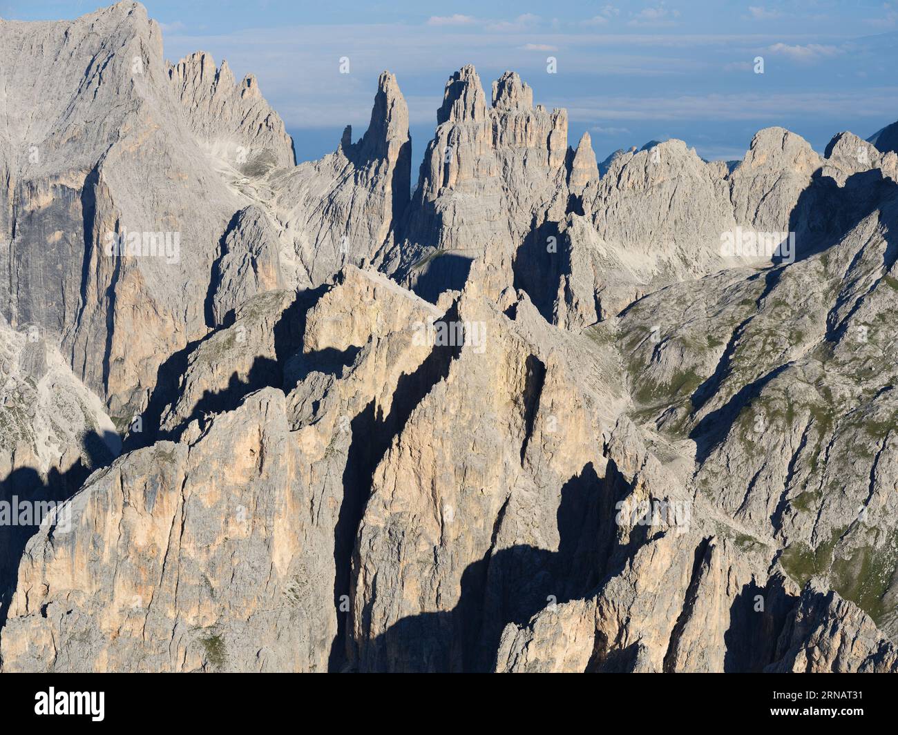 LUFTAUFNAHME. Das zerklüftete östliche Rosengarten-Massiv in den Dolomiten mit den Vajolet-Türmen (2821 m) in der Entfernung. Trentino-Südtirol, Italien. Stockfoto
