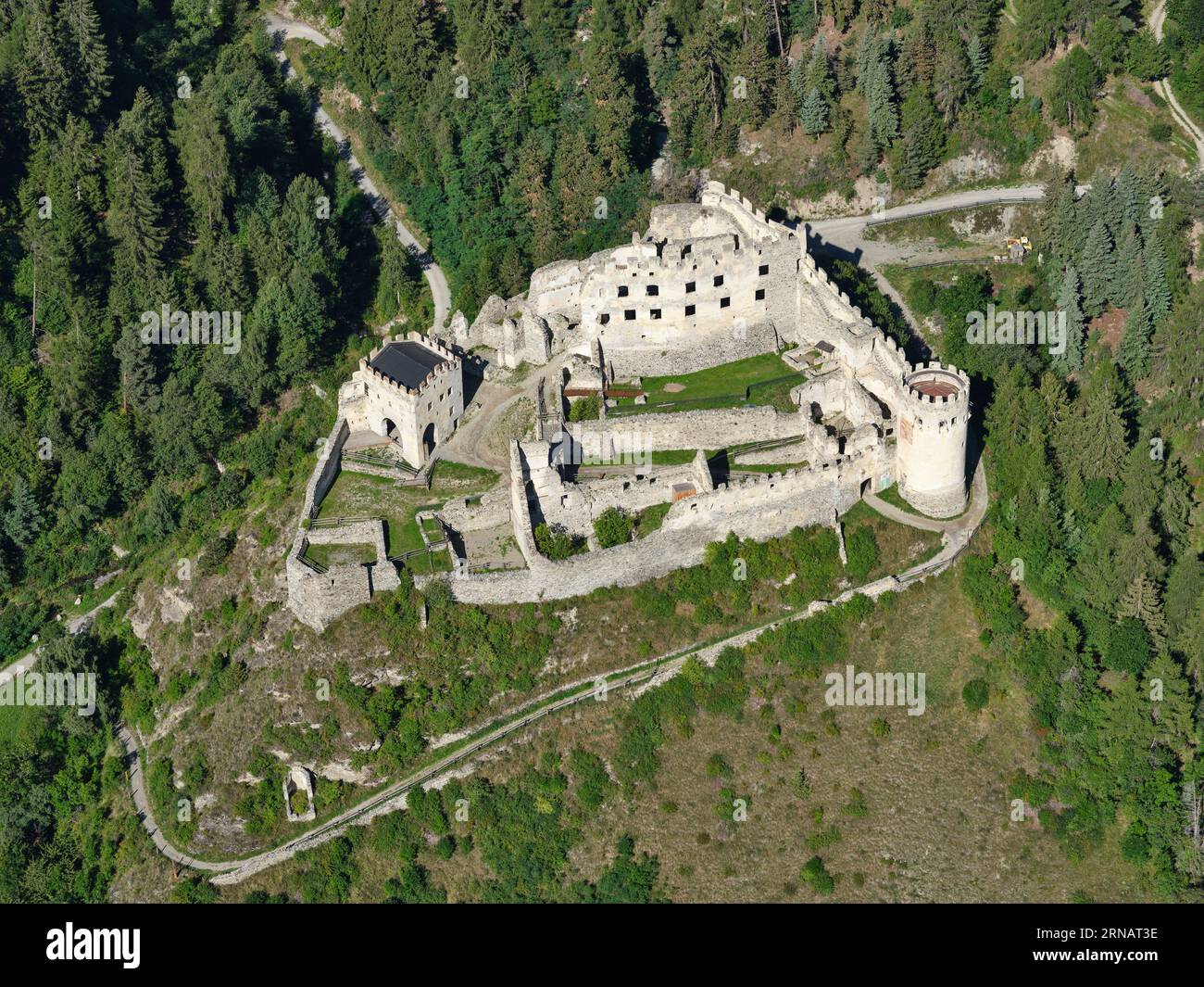 LUFTAUFNAHME. Castello di Montechiaro (italienisch) oder Schloss Lichtenberg (deutsch). Provinz Bozen, Trentino-Südtirol, Italien. Stockfoto
