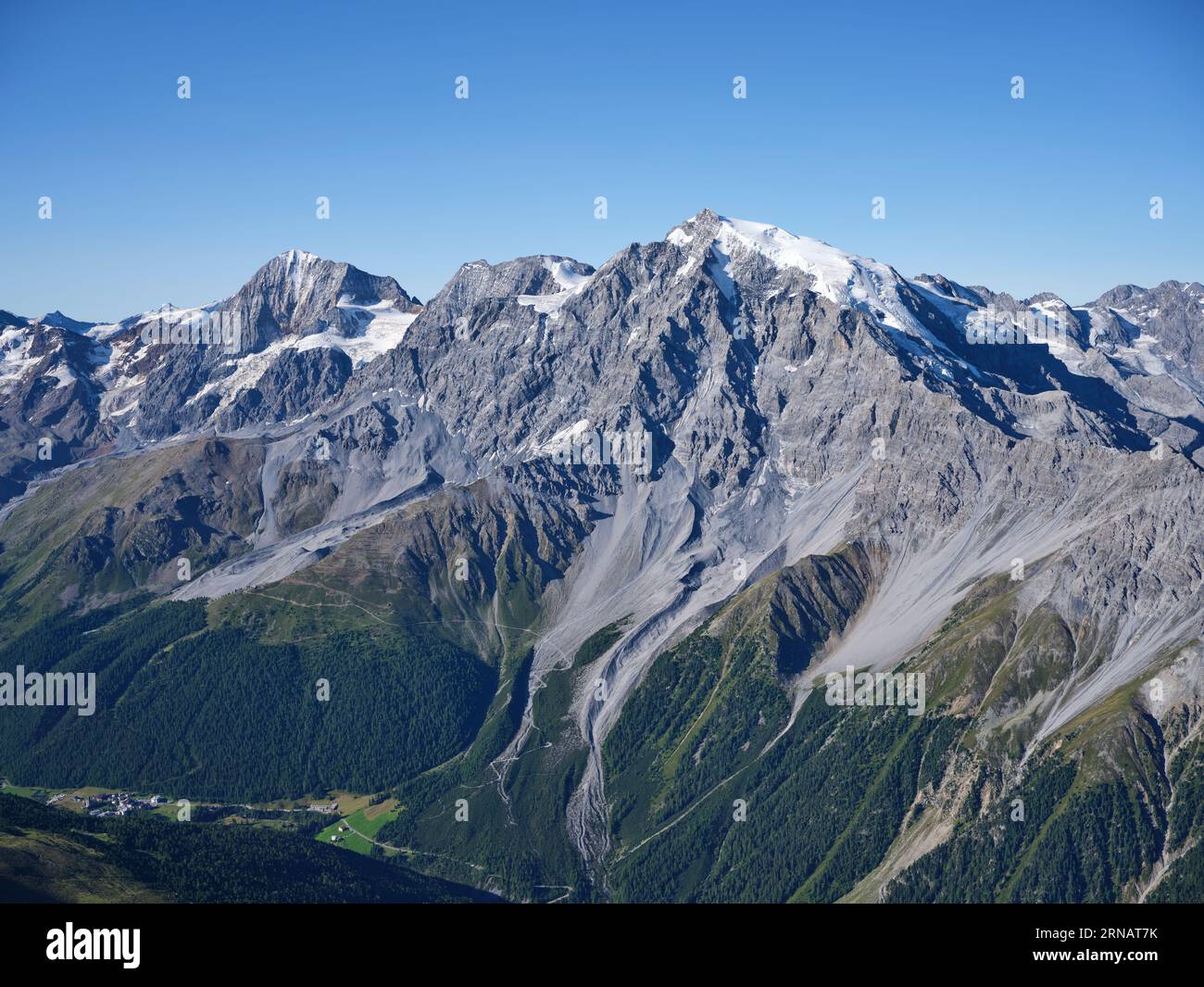 LUFTAUFNAHME. Das Ortlermassiv mit dem 3851 m hohen Gran Zebrù (links in der Entfernung) und dem 3905 m hohen Ortles (rechts). Provinz Bozen, Italien. Stockfoto
