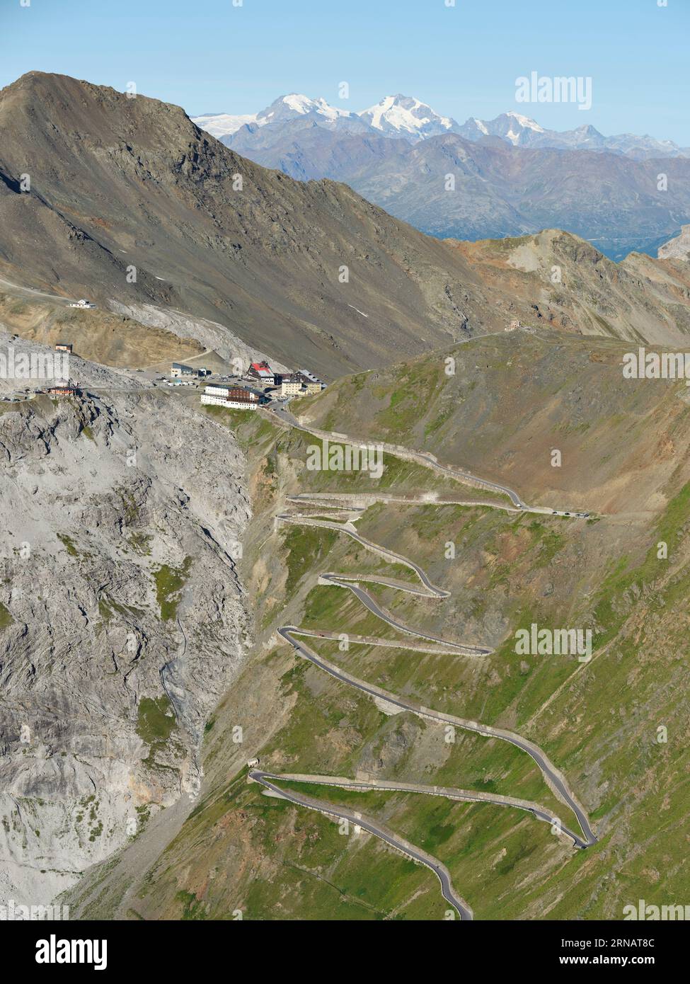 LUFTAUFNAHME. Stilfserjoch (Italiens höchster Pass mit 2.757 m ü.d.M.) von Osten aus gesehen. Grenzen von Trentino-Südtirol (Foto) und Lombardei, Italien. Stockfoto