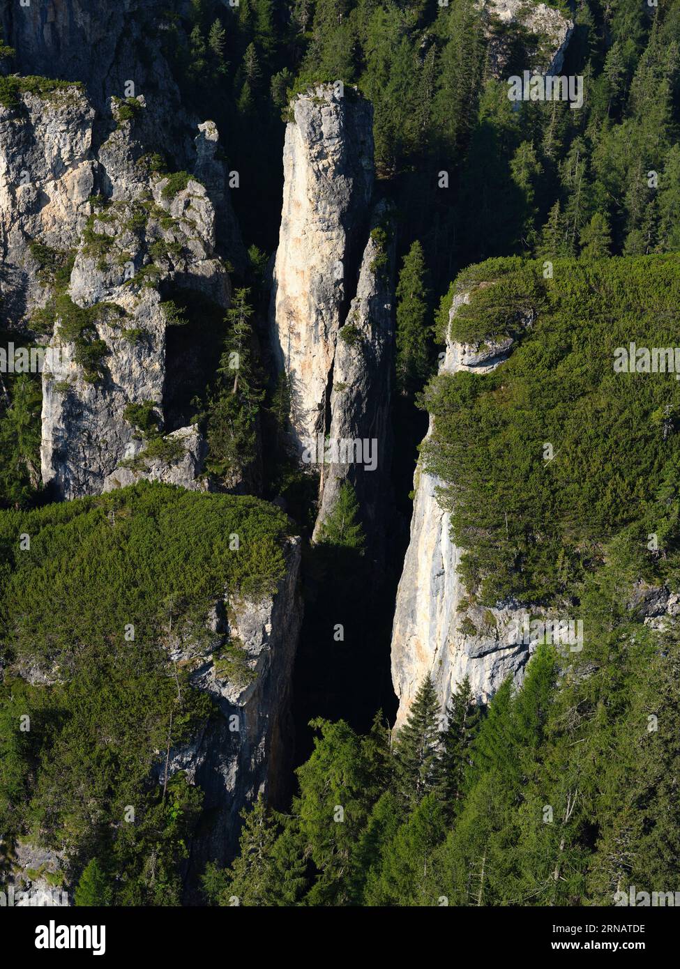 LUFTAUFNAHME. Becco d'Ajal ist eine geologische Neugier und ein bekannter Ort für Klettertouren in der Nähe von Cortina d'Ampezzo. Provinz Belluno, Venetien, Italien. Stockfoto