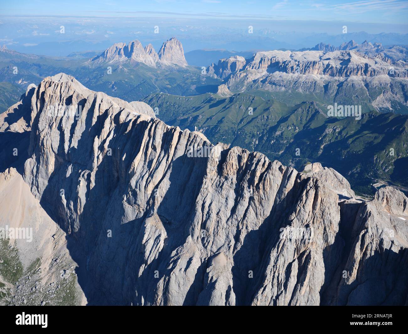 LUFTAUFNAHME. Südseite von Marmolada (3343 m) mit der Sassolungo-Gruppe (links) und der Sella-Gruppe (rechts). Dolomiten, Italien. Stockfoto