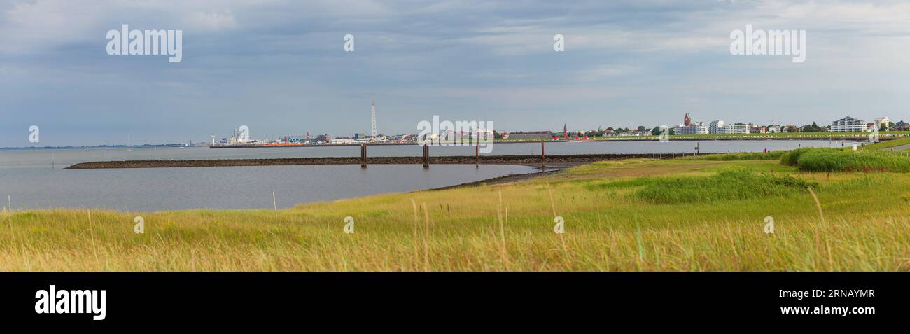 Panorama-Sommerfoto einer Bucht in Cuxhaven, Niedersachsen, Deutschland. Städtische Meereslandschaft Nordeuropas. Kleine europäische Stadt am Meer Stockfoto