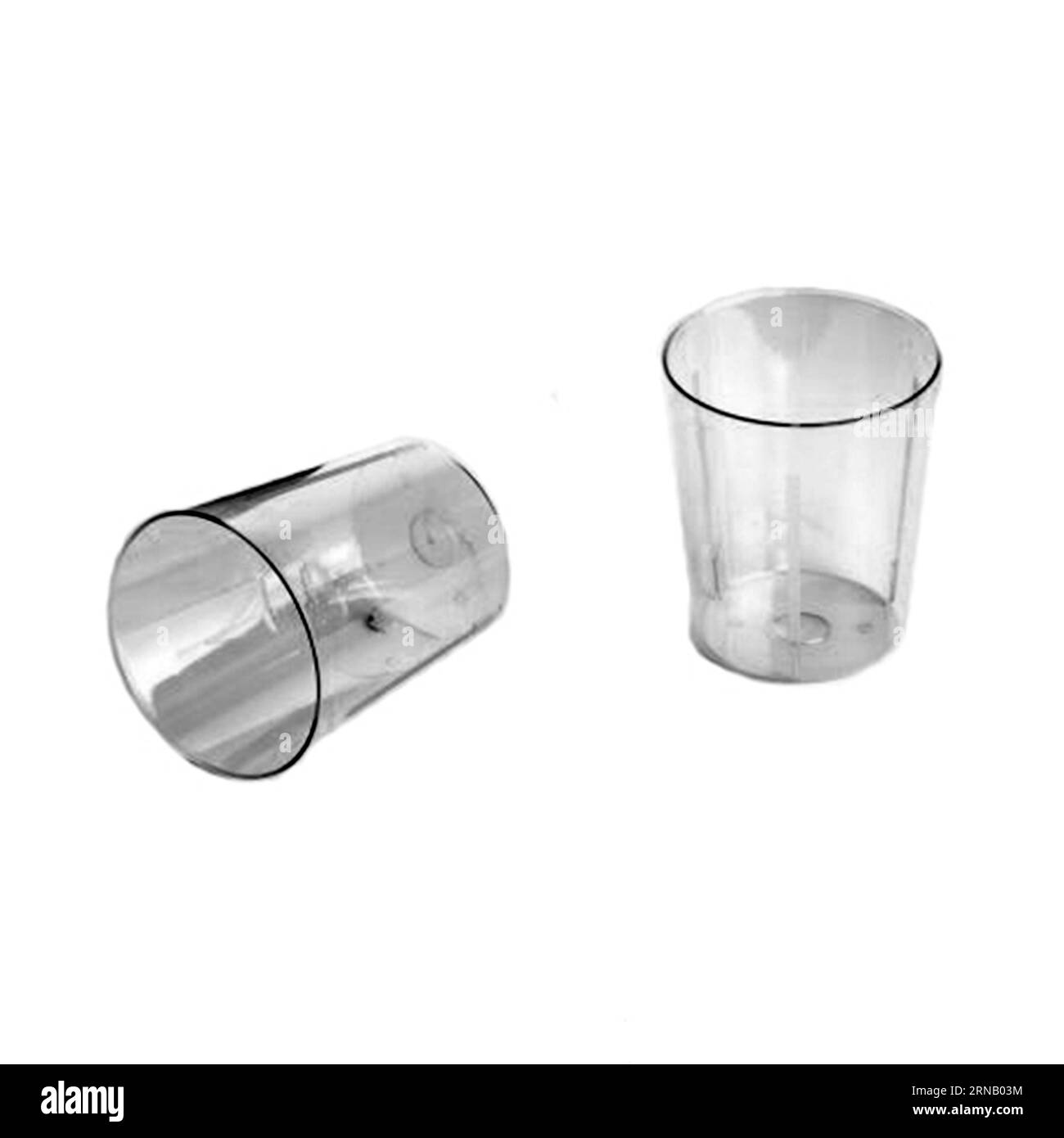 Kunststoffbecher oder -Glas isoliert auf weißem Hintergrund, ein Glas für Desserts, Saft oder Eis Stockfoto