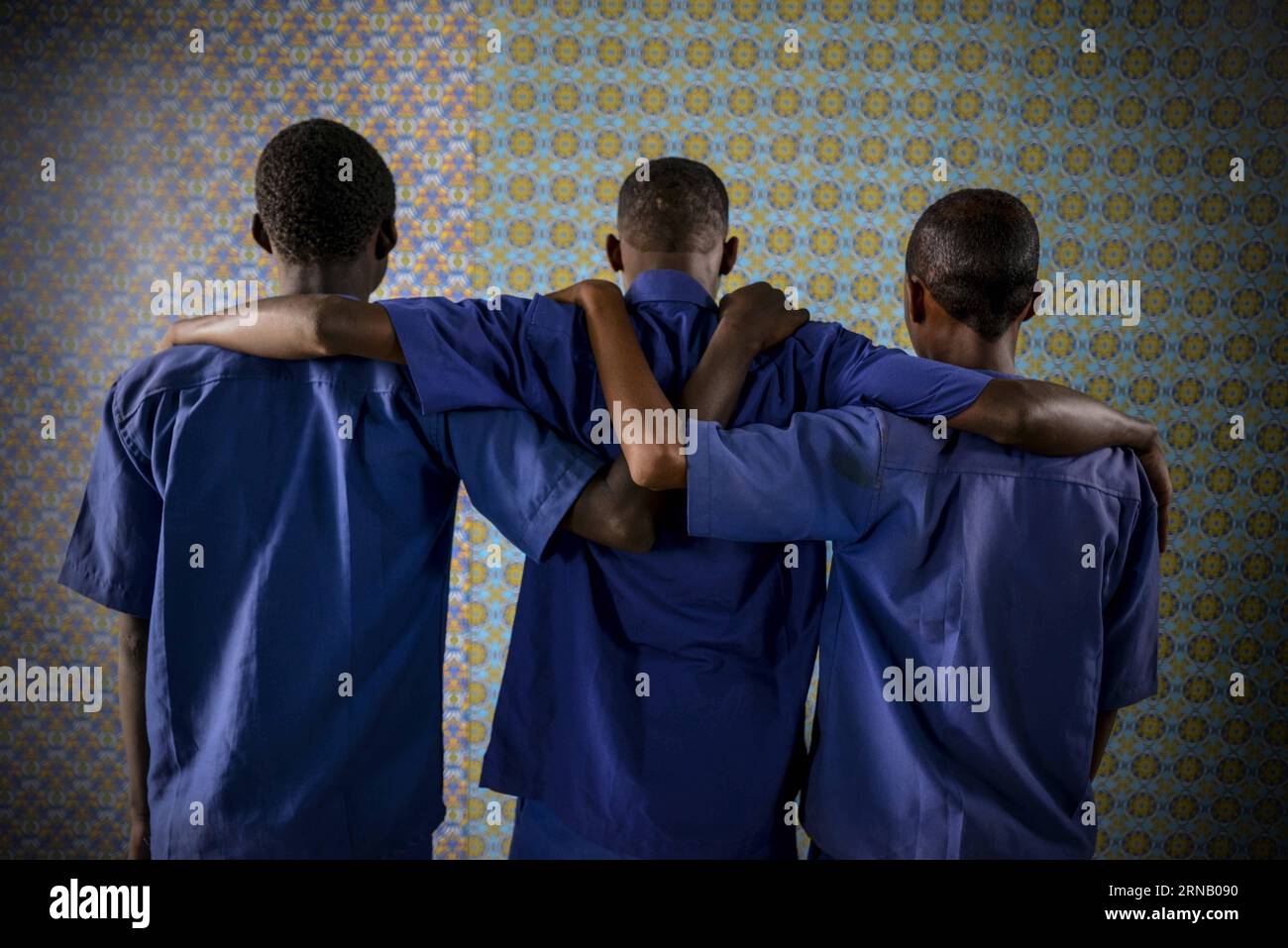 (160212)--BAIDOA (SOMALIA), 12. Februar 2016-- drei Jungen, von links, Abdi, Ali und Bashir, alle 17 Jahre alt, formell mit der Armee verbunden, posieren für Fotos in einem Schulungszentrum, das vom UNICEF-Partner INTERSOS betrieben wird, in Baidoa, Bay Region von Somalia, 12. November 2015. Der 12. Februar wird als internationaler Tag gegen Kindersoldaten oder internationaler Tag der Roten Hand bezeichnet. Fast 100 somalische Jungen und Mädchen sind in die Berufsausbildung eingeschrieben, einschließlich Sanitär-, Elektronik-, Zimmerei- und Schneiderei. Das Leben und die technischen Fähigkeiten, die sie hier erlernen, werden ihnen helfen, ein neues Leben zu beginnen, sobald sie wieder aufgebaut sind Stockfoto