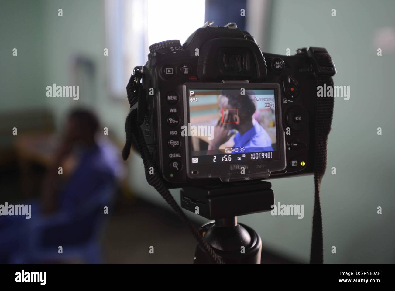 (160212)--BAIDOA (SOMALIA), 12. Februar 2016-- Abdi, 17, der formal mit den Streitkräften in Verbindung gebracht wurde, gibt ein Interview für UNICEF-Mitarbeiter in einem vom UNICEF-Partner INTERSOS betriebenen Ausbildungszentrum in Baidoa, Bay Region von Somalia, 12. November 2015. Der 12. Februar wird als internationaler Tag gegen Kindersoldaten oder internationaler Tag der Roten Hand bezeichnet. Fast 100 somalische Jungen und Mädchen sind in die Berufsausbildung eingeschrieben, einschließlich Sanitär-, Elektronik-, Zimmerei- und Schneiderei. Das Leben und die technischen Fähigkeiten, die sie hier erlernen, werden ihnen helfen, ein neues Leben zu beginnen, sobald sie wieder in ihre Kommunikation integriert sind Stockfoto