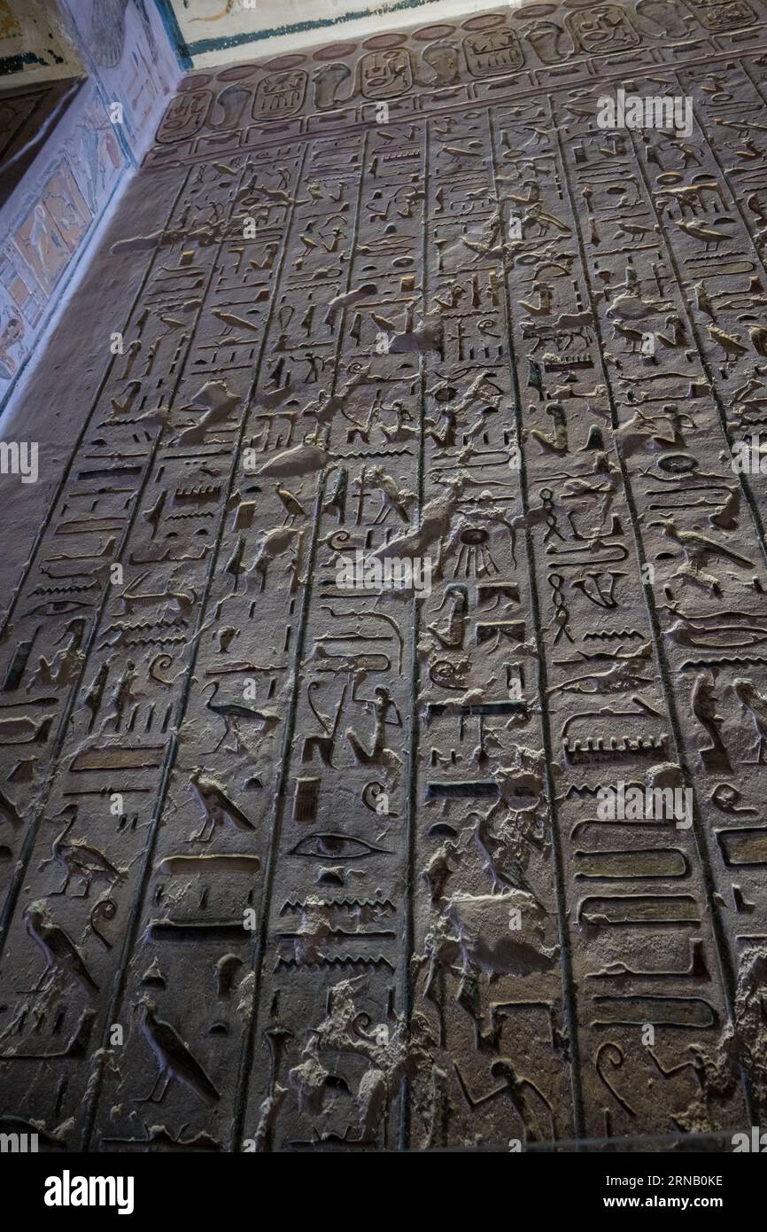 Hieroglyphen im Grab von Rameses IX. Im Tal der Könige, Luxor, Egtpt Stockfoto