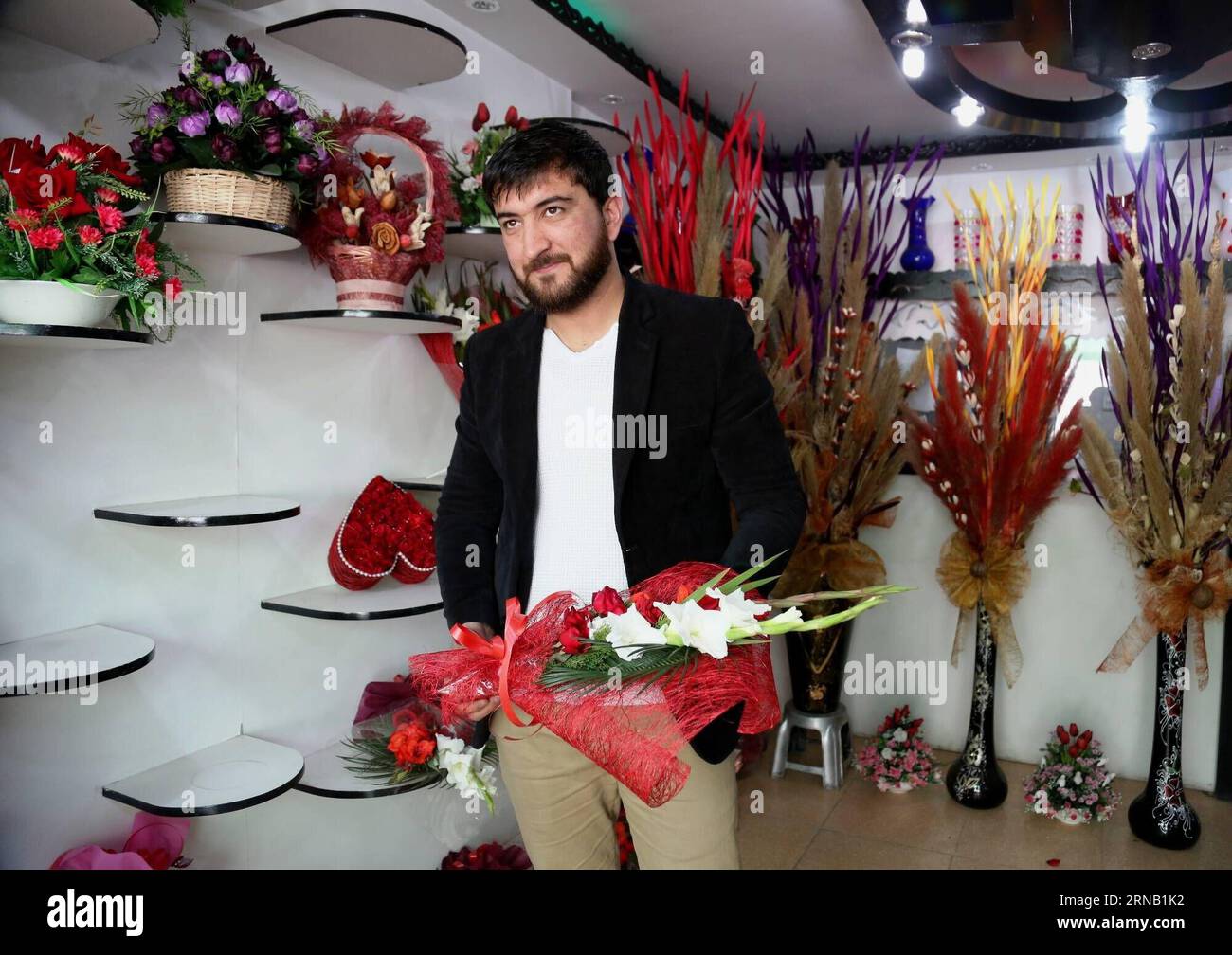 (160214) -- KABUL, 14. Februar 2016 -- ein Afghane kauft Blumen am Valentinstag in Kabul, Hauptstadt Afghanistans, 14. Februar 2016. Traditionell sind die meisten Afghanen dem Valentinstag nicht bewusst, aber einige Jugendliche feiern den Tag, indem sie Blumen an ihre Lieben schicken. ) (azp) AFGHANISTAN-KABUL-VALENTINE S DAY RahmatxAlizadah PUBLICATIONxNOTxINxCHN Kabul 14. Februar 2016 an Afghan man kauft Blumen AM Valentine S Day in Kabul Hauptstadt von Afghanistan 14. Februar 2016 traditionell kennen die meisten Afghanen den Valentine S Day nicht, jedoch feiern einige Jugendliche den Tag, indem sie Blumen an die schicken Stockfoto