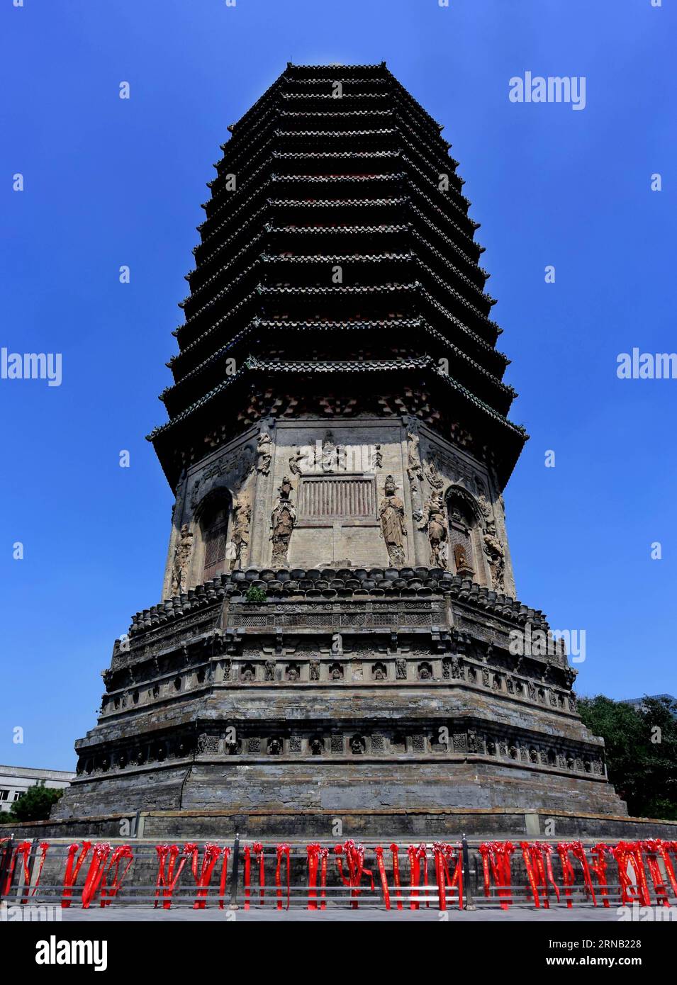 (160215) -- PEKING, 15. Februar 2016 -- Foto aufgenommen am 20. August 2015 zeigt eine Pagode im Tianning-Tempel in Peking, der Hauptstadt Chinas. Die buddhistische Pagode wurde in der Liao-Dynastie (907–1125) erbaut. (Ry) CHINA-ANCIENT PAGODEN (CN) WangxSong PUBLICATIONxNOTxINxCHN Peking Feb 15 2016 Foto aufgenommen AM 20. August 2015 zeigt eine Pagode IM Tianning Tempel in Peking Hauptstadt Chinas die buddhistische Pagode, was in der Liao-Dynastie gebaut wurde 907 1125 Ry China Alte Pagoden CN WangxSong PUBLICATIONxNOTxCHN Stockfoto