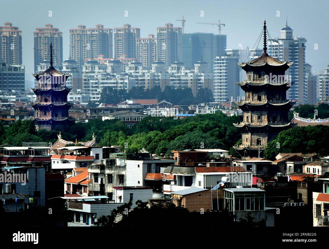 (160215) -- PEKING, 15. Februar 2016 -- Foto aufgenommen am 29. November 2015 zeigt ein Paar Pagoden, nämlich die Zhenguo-Pagode und die Renshou-Pagode, im Kaiyuan-Tempel in der Stadt Quanzhou, südlichste chinesische Provinz Fujian. Die Zhenguo-Pagode wurde im Jahr 865 der Tang-Dynastie erbaut, und die Renshou-Pagode wurde 916 aus fünf Dynastien (907-960) erbaut. (Ry) CHINA-ANCIENT PAGODEN (CN) WangxSong PUBLICATIONxNOTxINxCHN Beijing Feb 15 2016 Foto aufgenommen AM November 29 2015 zeigt ein Paar PAGODEN, nämlich Pagode und Renshou Pagode IM Kaiyuan Tempel in Quanzhou Stadt südlichste China S Fujian Provinz die P Stockfoto