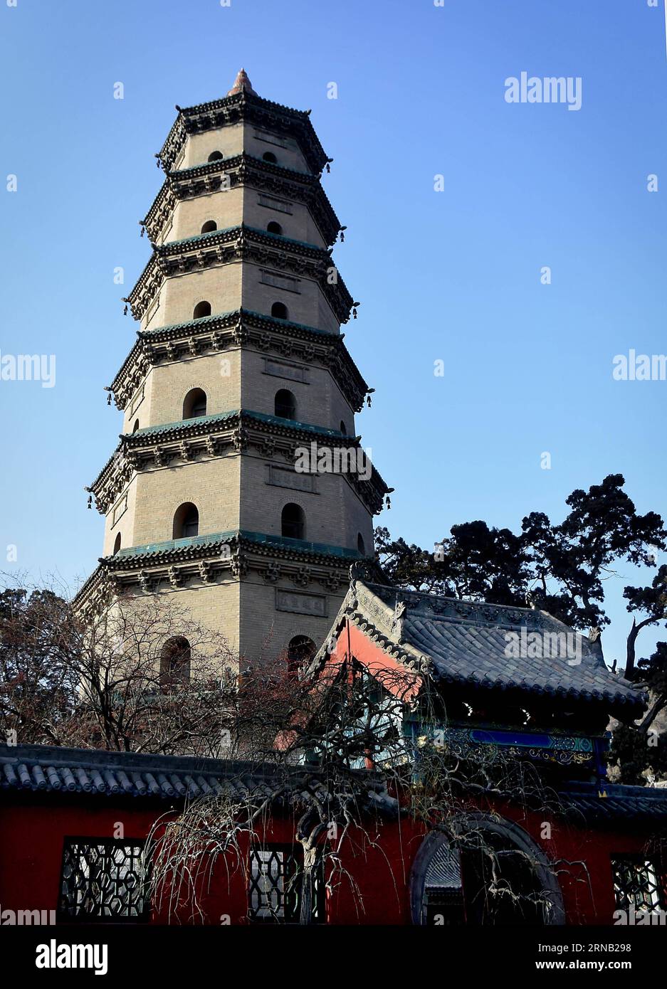 Das Foto vom 11. Dezember 2014 zeigt eine Pagode im Jinci-Tempel in Taiyuan, der Hauptstadt der nordchinesischen Provinz Shanxi. Die Pagode wurde in der Sui-Dynastie (581-618) gebaut (ry) CHINA-ANCIENT PAGODEN (CN) WangxSong PUBLICATIONxNOTxINxCHN Foto aufgenommen AM 11. Dezember 2014 zeigt eine Pagode IM Tempel in Taiyuan Hauptstadt von Nordchina S Shanxi Provinz die Pagode, was in der SUI-Dynastie 581 618 gebaut wurde Ry China Alte Pagoden CN WangxSong PUBLICATIONxNOTxCHN Stockfoto