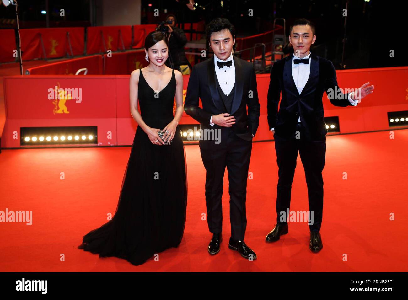 66. Berlinale: Crosscurrent Filmpremiere Xin Zhilei, Qinhao und Wu Lipeng (L bis R), Schauspieler des Films Crosscurrent (Chang Jiang Tu) posieren auf dem roten Teppich vor der Uraufführung des Films auf dem 66. Berlinale International Film Festival in Berlin am 15. Februar 2016. ) DEUTSCHLAND-BERLIN-FILM FESTIVAL-CROSSCURRENT-PREMIERE ZhangxFan PUBLICATIONxNOTxINxCHN 66 Berlinale Filmpremiere Xin und Wu Lipeng l to r Cast Mitglieder des Movie Chang Jiang TU posieren vor der Weltpremiere des Films AUF dem 66. Berlinale International Film Festival in Berlin AUF dem Roten Teppich Stockfoto