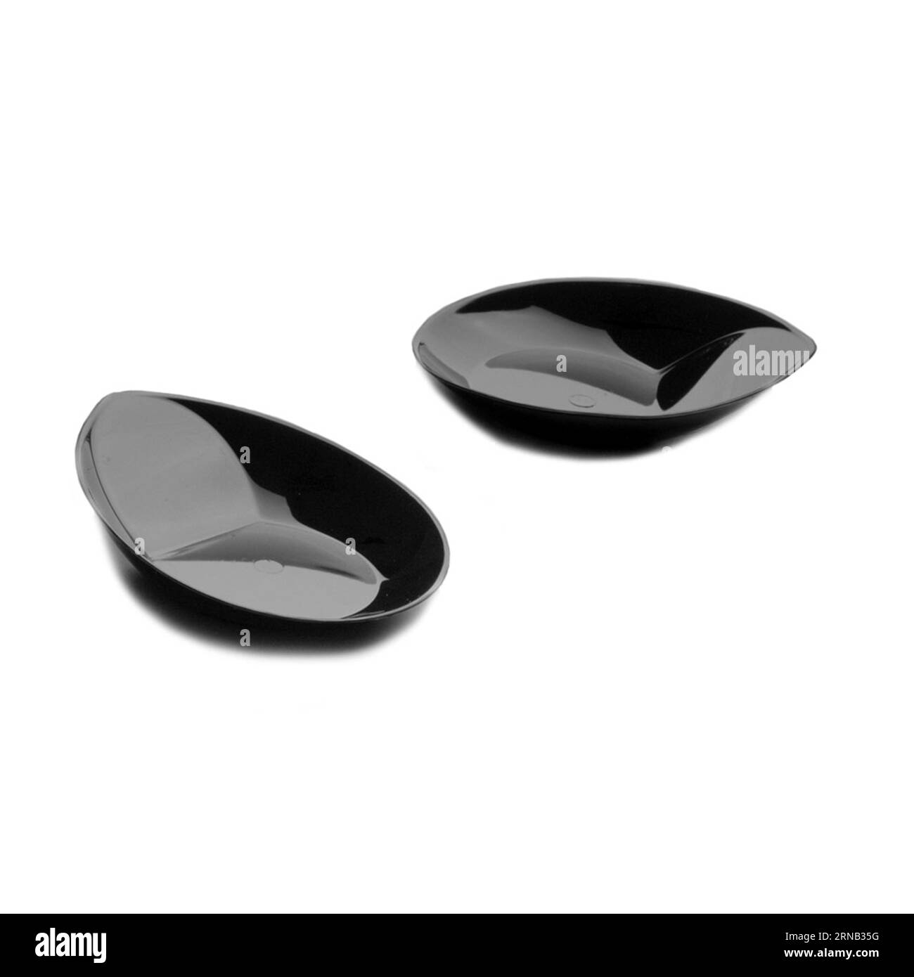Zwei schwarze Dessertteller aus Kunststoff isoliert auf weißem Hintergrund, Fotografie von Süßwaren, Clipart-Tapete Stockfoto