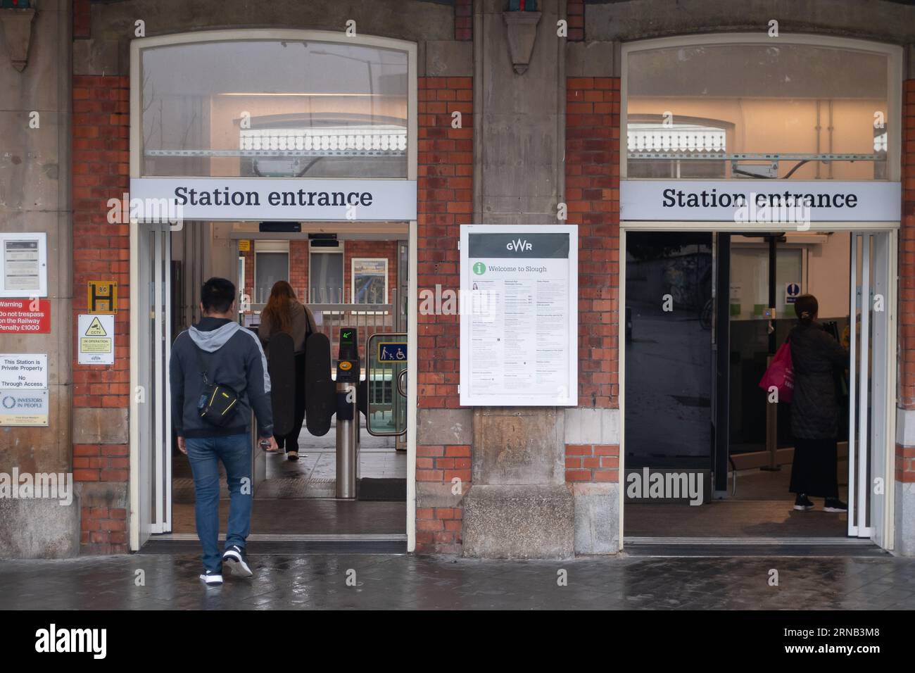 Slough, Berkshire, Großbritannien. September 2023. Es war ein ruhiger Morgen am Slough Railway Station in Berkshire. In England finden heute in einem anhaltenden bitteren Streit um die Bezahlung und die geplanten Schließungen der Bahnhöfskasse weitere Bahnstreiks über die Schienennetze statt. Heute verkehrten jedoch Züge der Elizabeth Line von und nach Abbey Wood in London, jedoch wurden viele GWR-Züge aufgrund der Industriearbeit gestrichen oder verzögert. Die Mitglieder der RMT-Gewerkschaft werden morgen ebenfalls streiken. Quelle: Maureen McLean/Alamy Live News Stockfoto