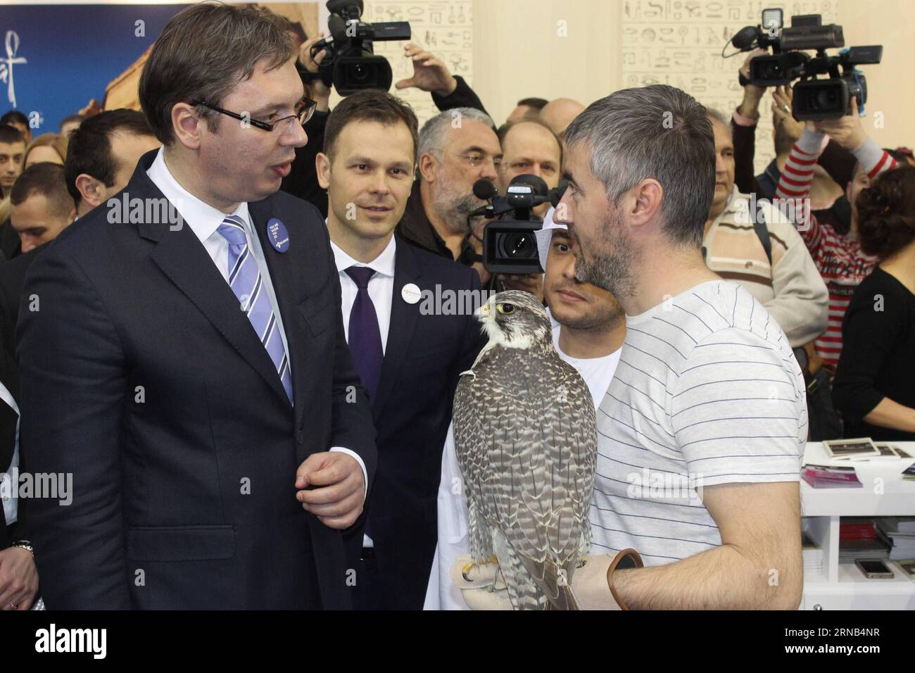 (160218) -- BELGRAD, 18. Februar 2015 -- der serbische Premierminister Aleksandar Vucic (L) besucht den Stand von Abu Dhabi auf der 38. Internationalen Tourismusmesse in Belgrad, Serbien, am 18. Februar 2016. Serbien plant, mehr Touristen anzuziehen, indem es Investitionen in touristische Ziele tätigt und ein gemeinsames Angebot mit Ländern in der Region macht, sagte der serbische Premierminister Aleksandar Vucic bei der Eröffnung der Internationalen Tourismusmesse am Donnerstag. ) SERBIEN-BELGRAD-TOURISMUS-MESSE-Ministerpräsident NemanjaxCabric PUBLICATIONxNOTxINxCHN Belgrad 18. Februar 2015 der serbische Premierminister Aleksandar Vucic l besucht den Stand von Abu DHA Stockfoto