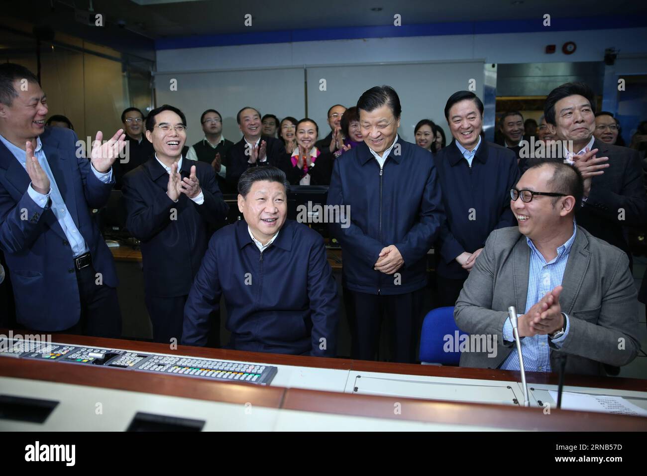 (160219) -- PEKING, 19. Februar 2016 -- der chinesische Präsident Xi Jinping wird am 19. Februar 2016 in dem Studio gezeigt, in dem das China Central Television (CCTV) Evening News Bulletin, oder Xinwen Lianbo, am Hauptsitz von CCTV in Peking, der Hauptstadt Chinas, gedreht wird. XI besuchte am Freitag die People's Daily, die Xinhua News Agency und CCTV, die drei führenden Nachrichtenanbieter des Landes. )(mcg) CHINA-BEIJING-XI JINPING-NEWS MEDIA (CN) LanxHongguang PUBLICATIONxNOTxINxCHN Peking 19. Februar 2016 der chinesische Präsident Xi Jinping WIRD im Studio gezeigt, in dem China Central Television CCTV Evening News Bulletin oder Xinwen gedreht WIRD Stockfoto