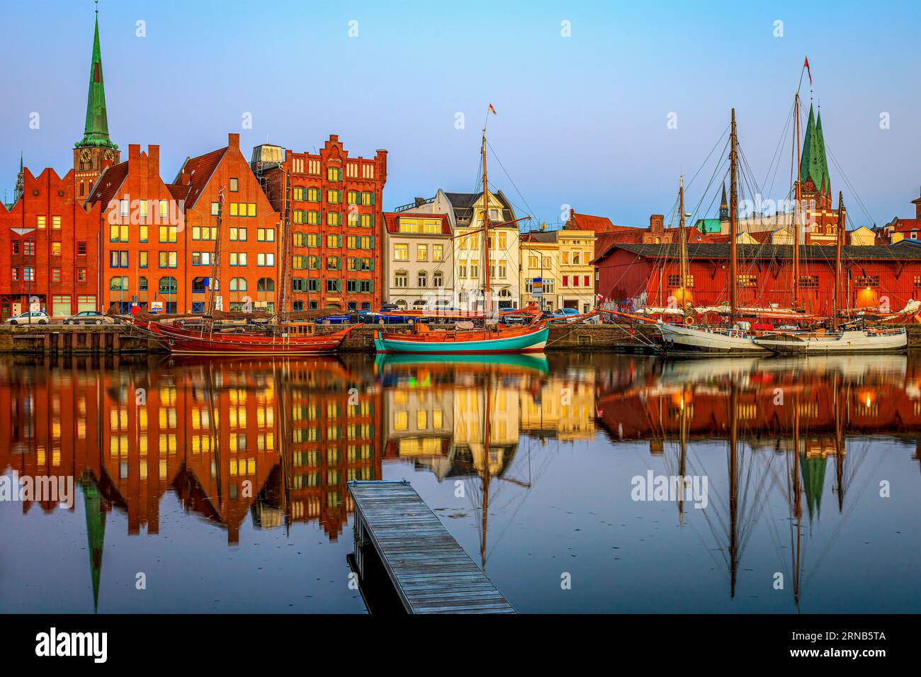Lubeck Pier Architektur spiegelt sich im Wasser des Trave River zur blauen Stunde. Foto aufgenommen am 6. Juni 2023 in Lübeck oder der Hansestadt L Stockfoto