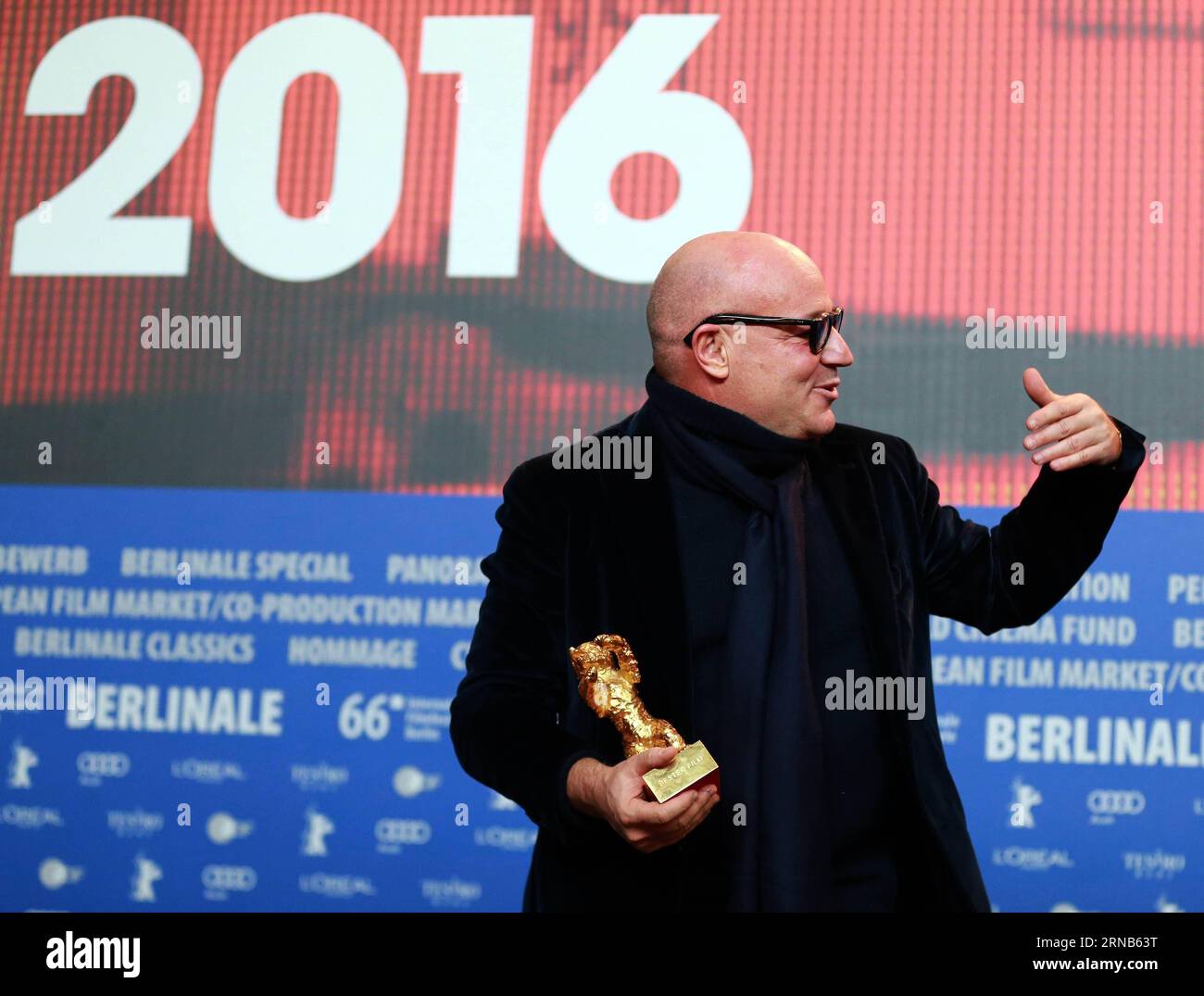 (160220) -- BERLIN, 20. Februar 2016 -- der italienische Regisseur Gianfranco Rosi nimmt nach der Preisverleihung des 66. Berlinale International Film Festivals in Berlin, 20. Februar 2016, an einer Pressekonferenz mit der Trophäe des Goldenen Bären für den besten Film Teil. Der italienische Dokumentarfilm Fire at Sea gewann am Samstag beim 66. Internationalen Filmfestival Berlin den Goldenen Bären, den besten Jury-Preis für den besten Film. DEUTSCHLAND-BERLIN-BERLINALE INTERNATIONAL FILM FESTIVAL-AWARDS ZEREMONIE-GOLD BÄR-GIANFRANCO ROSI LuoxHuanhuan PUBLICATIONxNOTxINxCHN Berlin 20. Februar 2016 italienischer Regisseur Gian Fran Stockfoto