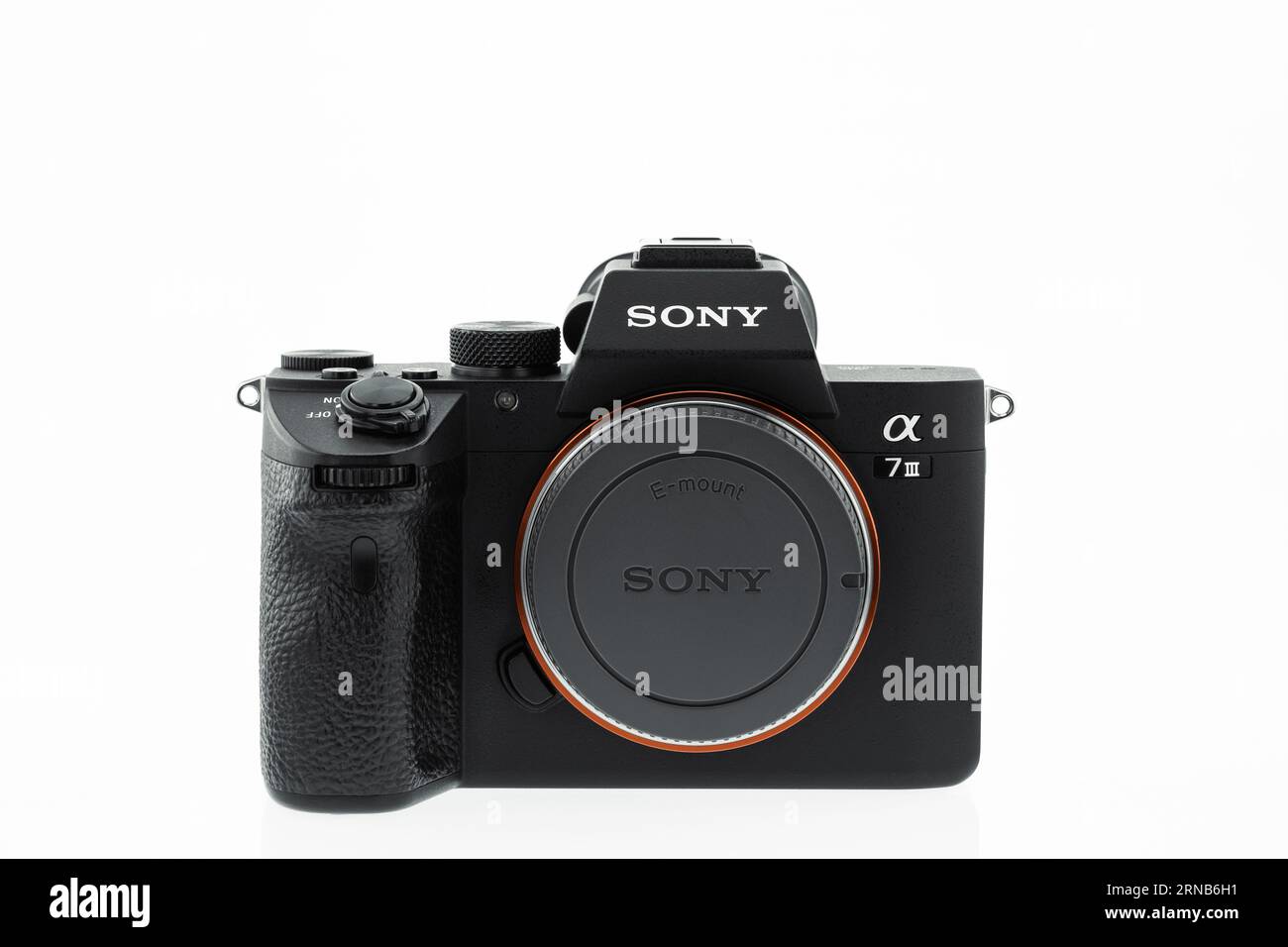 London, Vereinigtes Königreich - 2023.02.28: Nahaufnahme Produktfoto der Sony a7iii Kamera mit weißem Hintergrund Stockfoto