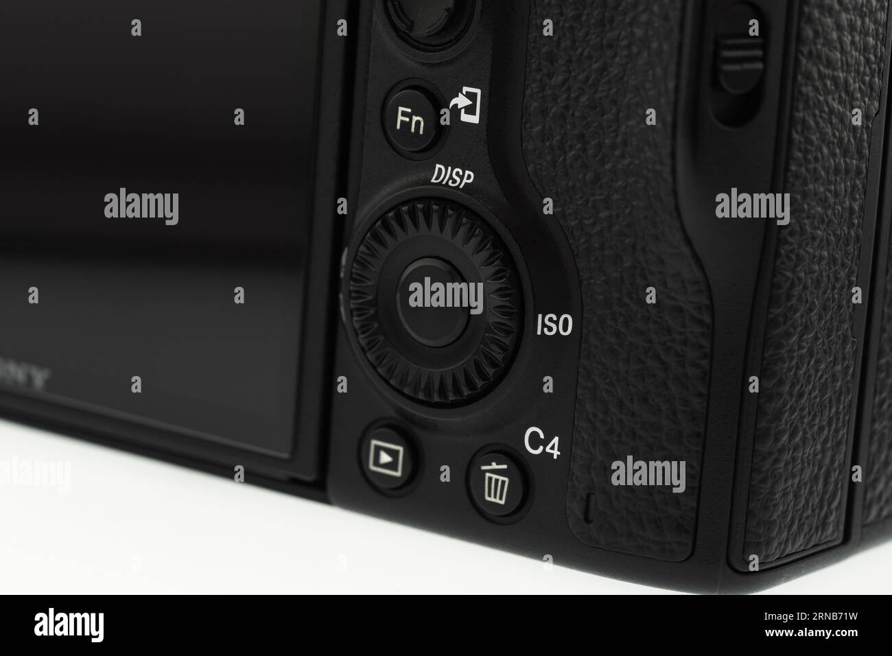 London, Vereinigtes Königreich - 2023.02.28: Nahaufnahme Produktfoto der Sony a7iii Kamera mit weißem Hintergrund Stockfoto