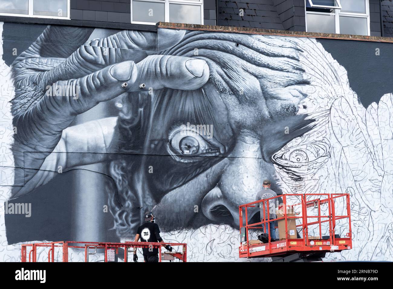 Southend City Jam Graffiti Street Art Festival Sommer 2023. Straßenkünstler, die ihre Fähigkeiten an 100 Orten im Stadtzentrum zeigen. JEKS aus den USA Stockfoto