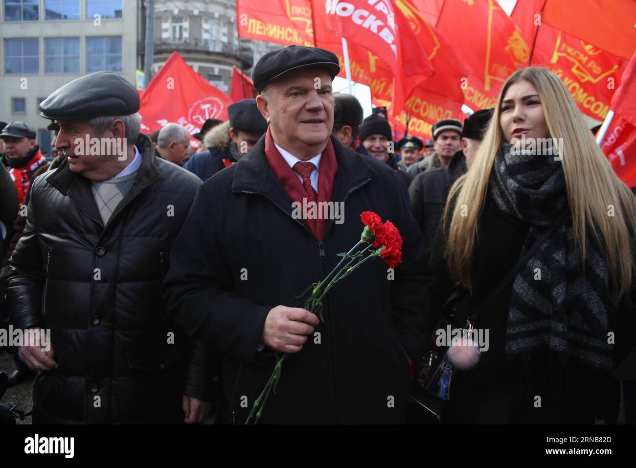 (160223) -- MOSKAU, 23. Februar 2016 -- Gennady Zuganov (C), Führer der Kommunistischen Partei Russlands, nimmt am 23. Februar 2016 an einer Parade zum Tag des Verteidigers des Vaterlandes in Moskau, Russland, Teil. Der Vaterland Defender Day war der Tag der sowjetischen Armee und Marine. Seit 2002 ist der Vaterland Defender Day ein Feiertag und ein freier Tag zum Gedenken an die Toten im Zweiten Weltkrieg. )(zhf) RUSSLAND-MOSKAU-VERTEIDIGER DER VATERLANDPARADE EvgenyxSinitsyn PUBLICATIONxNOTxINxCHN Moskau 23. Februar 2016 Gennady Zuganov C, Führer der Kommunistischen Partei Russlands, nimmt an einer Parade Teil, die den Verteidiger von kennzeichnet Stockfoto