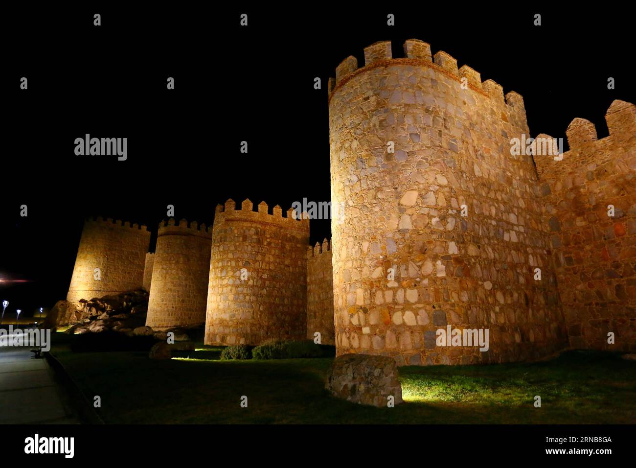 Das Foto vom 16. Februar 2016 zeigt die Mauer der Altstadt von Avila in Spanien. Die Stadt Avila liegt etwa 100 km nordwestlich von Spaniens Hauptstadt Madrid. Diese Stadt der Heiligen und Steine wurde im 11. Jahrhundert gegründet, um die spanischen Gebiete vor den Mauren zu schützen. Die Altstadt von Avila hat ihre mittelalterliche Austerität bewahrt. Diese Reinheit der Form kann noch in der gotischen Kathedrale und den Befestigungsanlagen gesehen werden, die mit ihren 82 halbrunden Türmen und neun Toren die vollständigste in Spanien sind. Die Altstadt von Avila mit ihren Extra-Muros-Kirchen wurde in das UNESCO-Weltkulturerbe aufgenommen Stockfoto