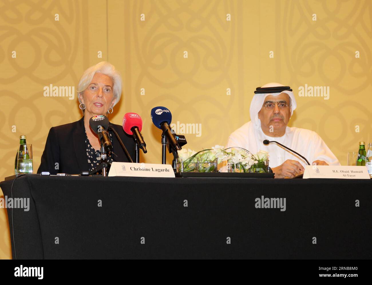 (160224) -- DUBAI, 24. Februar 2016 -- Christine Lagarde (L), die geschäftsführende Direktorin des Internationalen Währungsfonds (IWF), spricht auf einer gemeinsamen Pressekonferenz mit dem Finanzminister der Vereinigten Arabischen Emirate (VAE), Obaid Humaid Al-Tayer, in Dubai, den VAE, am 24. Februar 2014. Lagarde forderte am Mittwoch die arabischen golfstaaten auf, eine harmonisierte Steuerregelung einzuführen, um die Verluste aus den sinkenden Öleinnahmen zu mindern. ) VAE-DUBAI-IWF-GOLFSTAATEN-STEUER LixZhen PUBLICATIONxNOTxINxCHN Dubai 24. Februar 2016 Christine Lagarde l die Geschäftsführerin des Internationalen Währungsfonds IWF spricht Stockfoto