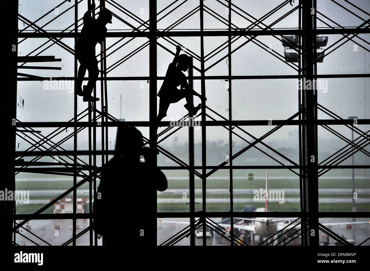 (160224) -- JAKARTA, 24. Februar 2016 -- Arbeiter arbeiten auf der Baustelle des Erweiterungsgebäudes des Terminals 3 des internationalen Flughafens Soekarno-Hatta in Jakarta, Indonesien, 24. Februar 2016. Laut lokalen Medienberichten wird das Terminal 3 des internationalen Flughafens Soekarno-Hatta auf 331.101 Quadratmeter mit einer Gesamtkapazität von 25 Millionen Passagieren pro Jahr erweitert. )(azp) INDONESIA-JAKARTA-AIRPORT-TERMINAL-CONSTRUCTION VerixSanovri PUBLICATIONxNOTxINxCHN Jakarta 24. Februar 2016 Arbeiter arbeiten AUF der Baustelle des Erweiterungsgebäudes des Terminal 3 von Soekarno Hatta I Stockfoto