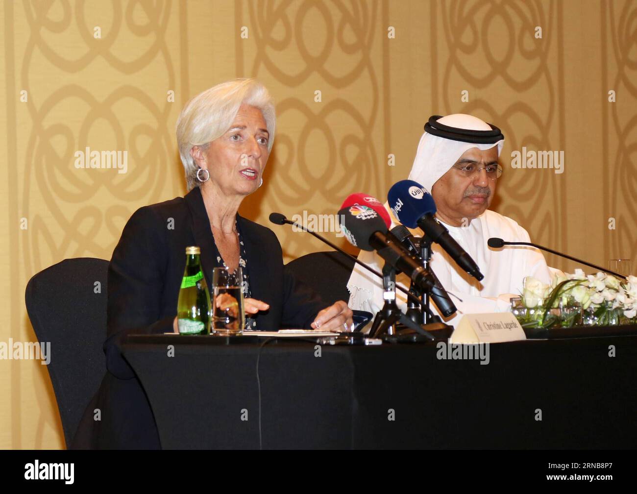 (160224) -- DUBAI, 24. Februar 2016 -- Christine Lagarde (L), die geschäftsführende Direktorin des Internationalen Währungsfonds (IWF), spricht auf einer gemeinsamen Pressekonferenz mit dem Finanzminister der Vereinigten Arabischen Emirate (VAE), Obaid Humaid Al-Tayer, in Dubai, den VAE, am 24. Februar 2014. Lagarde forderte am Mittwoch die arabischen golfstaaten auf, eine harmonisierte Steuerregelung einzuführen, um die Verluste aus den sinkenden Öleinnahmen zu mindern. ) VAE-DUBAI-IWF-GOLFSTAATEN-STEUER LixZhen PUBLICATIONxNOTxINxCHN Dubai 24. Februar 2016 Christine Lagarde l die Geschäftsführerin des Internationalen Währungsfonds IWF spricht Stockfoto