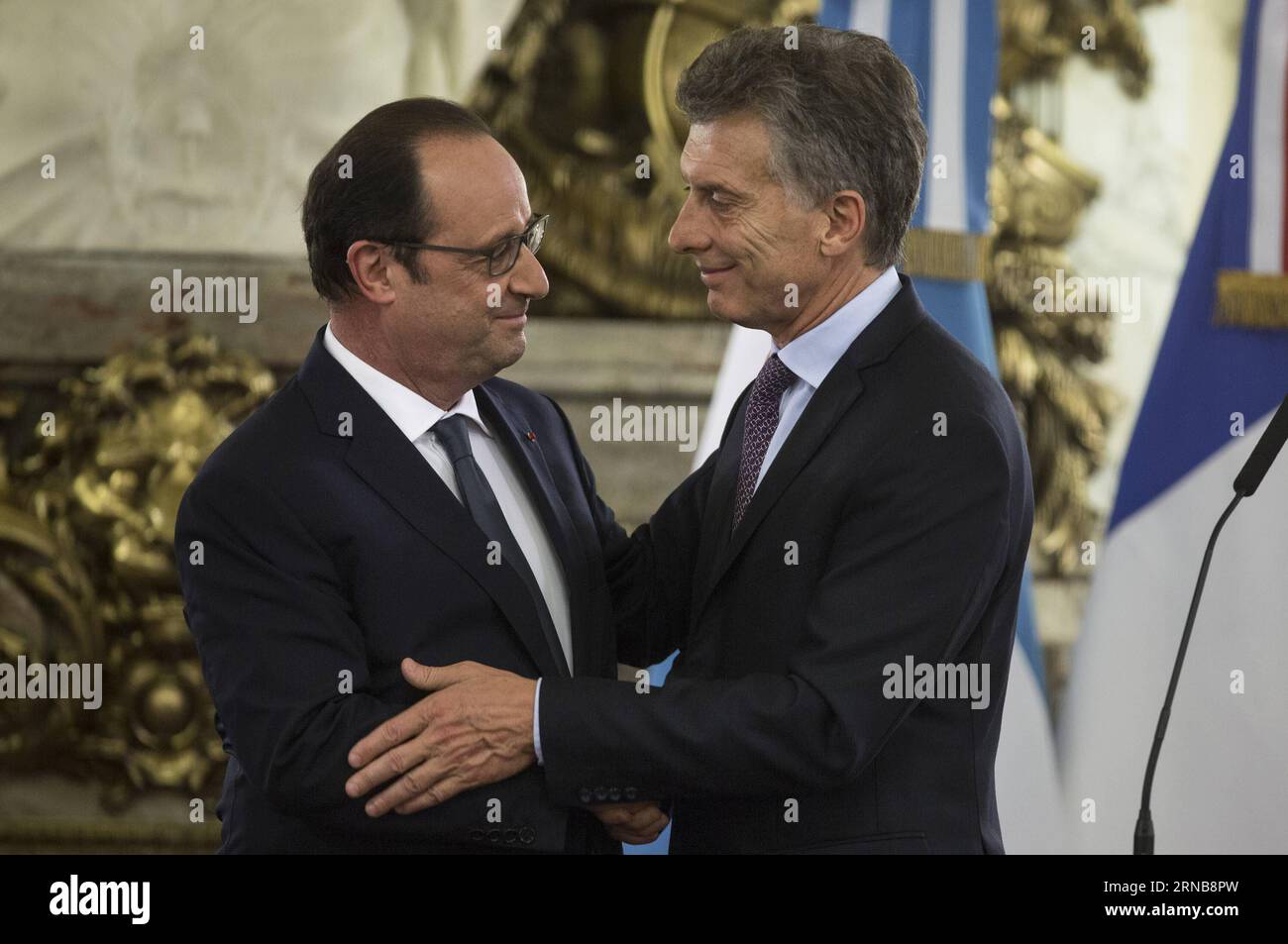 (160224) -- BUENOS AIRES, 24. Februar 2016 -- Argentiniens Präsident Mauricio Macri (R) begrüßt seinen französischen Amtskollegen Francois Hollande während des Unterzeichnungsvertrags im Weißen Raum der Casa Rosada in der argentinischen Hauptstadt Buenos Aires am 24. Februar 2016. Hollande ist auf einem zweitägigen offiziellen Besuch in Argentinien. ) (jg) (Ah) ARGENTINIEN-BUENOS AIRES-FRANCE-POLITICS-VISIT MartinxZabala PUBLICATIONxNOTxINxCHN Buenos Aires 24. Februar 2016 argentinischer Staatspräsident Mauricio Macri r begrüßt seinen französischen Part Francois Hollande während des UNTERZEICHNUNGSGESETZES im Weißen Saal der Casa Rosada in Buenos Aires Stockfoto