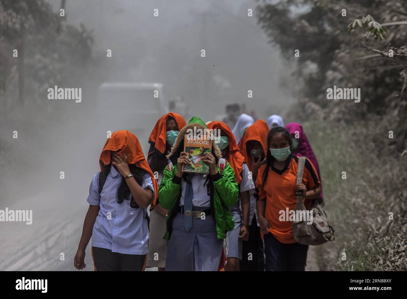 (160225) -- NORD-SUMATRA, 24. Februar 2016 -- indonesische Studenten tragen Masken während eines Ausbruchs des Mount Sinabung in Karo, Nord-Sumatra, Indonesien, 24. Februar 2016. Die Behörden haben die Anwohner wiederholt aufgefordert, im Umgang mit den Auswirkungen der Sinabung-Eruptionen geduldig zu bleiben, von denen einige Experten vorhergesagt haben, dass sie noch fünf Jahre andauern werden. ) INDONESIEN-NORD-SUMATRA-MOUNT SINABUNG-ERUPTION YTxHaryanto PUBLICATIONxNOTxINxCHN Nord-SUMATRA 24. Februar 2016 indonesische Studenten tragen Masken während der Eruption des Mount Sinabung in Diamond Nord-Sumatra Indonesien 24. Februar 2016 Behörden haben Masken getragen Stockfoto