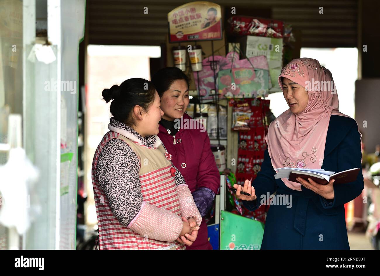 (160225) -- HEFEI, 25. Februar 2016 -- Viehzüchter Liu Qin (R) spricht mit lokalen Geschäftsfrauen in Huainan, ostchinesische Provinz Anhui, 23. Februar 2016. Liu, eine Abgeordnete des nationalen Volkskongresses, begann seit 15 Jahren, Viehzucht zu erlernen und hat sich zu einer Meisterin der Viehzüchterei entwickelt und ihren Landsleuten geholfen, indem sie ihre Fähigkeiten und ihr Fachwissen weitergab. ) (Cxy) CHINA-HEFEI-PEOPLE S STELLVERTRETENDES VORBILD (CN) LiuxJunxi PUBLICATIONxNOTxINxCHN HEFEI Feb 25 2016 Viehzüchter Liu Qin r Gespräche mit lokalen Geschäftsfrauen in Huainan Ostchina S Provinz Anhui Feb 23 2016 begann Viehzucht S zu lernen Stockfoto