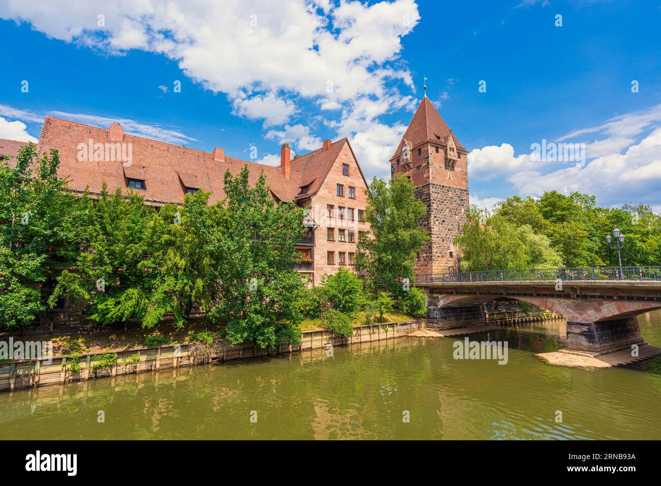 Blick auf die Nürnberger Altstadt mit Pegnitz, Heubrücke, Schuldturm und anderen alten Gebäuden. Stockfoto