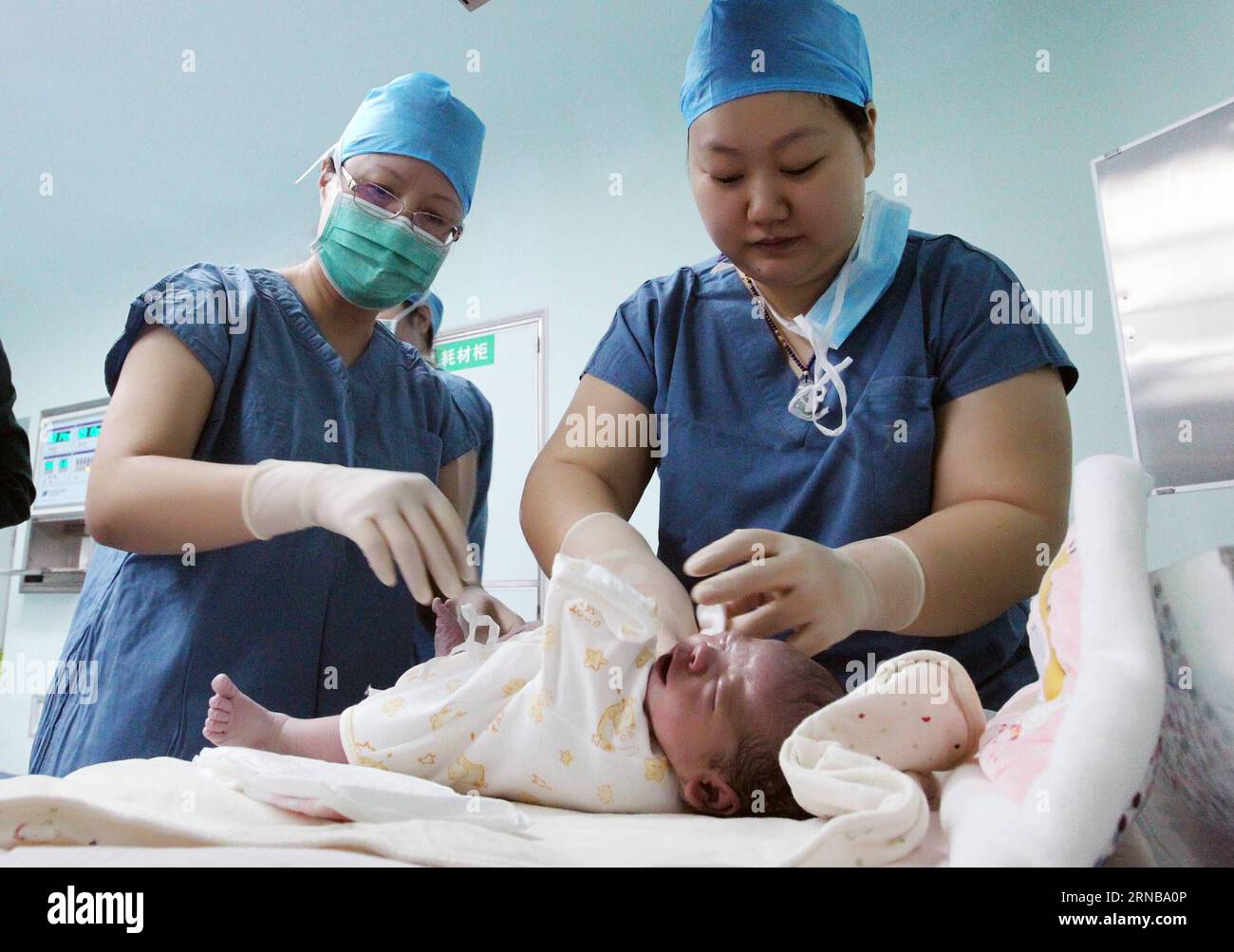 XI AN, 24. Februar 2016 -- Krankenschwestern kümmern sich um ein Neugeborenes im Tangdu Hospital in Xi an, Hauptstadt der nordwestchinesischen Provinz Shaanxi, 24. Februar 2016. Das Baby, das am Mittwoch in Xi an durch gefrorenen Embryo-Transfer (FET) geboren wurde, wurde vor über 12 Jahren gedüngt und wurde Chinas längstes konserviertes Röhrenbaby durch FET-Technologie. ) (Cxy) CHINA-XI AN-FROZEN EMBRYO-RECORD (CN) LiuxTingting PUBLICATIONxNOTxINxCHN Xi bis 24. Februar 2016 Krankenschwestern kümmern sich um ein Neugeborenes IM Tangdu Hospital in Xi in der Hauptstadt Nordwestchinas, Provinz S Shaanxi, 24. Februar 2016 das Baby, das AM Mittwoch in Xi in Thr geboren wurde Stockfoto