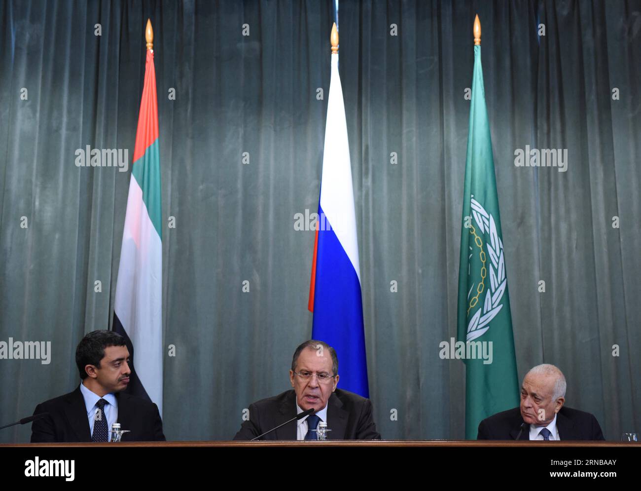 (160226) -- MOSKAU, 26. Februar 2016 -- Scheich Abdullah bin Zayed Al Nahyan (L), Außenminister der Vereinigten Arabischen Emirate (VAE), russischer Außenminister Sergej Lawrow (C) und Generalsekretär der Arabischen Liga Nabil Al-Araby nehmen am 26. Februar 2016 an einer Pressekonferenz während des Russisch-Arabischen Kooperationsforums in Moskau Teil. Russland und die Arabische Liga unterstützen die Schaffung einer breiten Koalition gegen den Terrorismus unter dem Dach der Vereinten Nationen, sagte der russische Außenminister Sergej Lawrow am Freitag. RUSSLAND-MOSKAU-ARABISCHE LIGA-ANTITERRORISMUS DAIXTIANFANG PUBLICATIONXNO Stockfoto