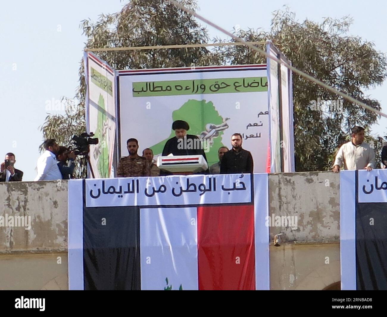 (160226) -- BAGDAD, 26. Februar 2016 -- der irakische schiitische Geistliche Muqtada al-Sadr (C) hält eine Rede während einer Demonstration gegen Korruption auf dem Tahrir-Platz in Bagdad, Irak, am 26. Februar 2016. Khalil) IRAK-BAGDAD-DEMONSTRATION Dawood PUBLICATIONxNOTxINxCHN Bagdad Feb 26 2016 irakischer Shi ITE-Kleriker Muqtada Al Sadr C hält eine Rede während einer Demonstration gegen Korruption AUF DEM Tahrir-Platz in Bagdad Irak AM Februar 26 2016 Khalil Iraq Bagdad Demonstration Dawood PUBLICATIONxNOTxINxCHN Stockfoto