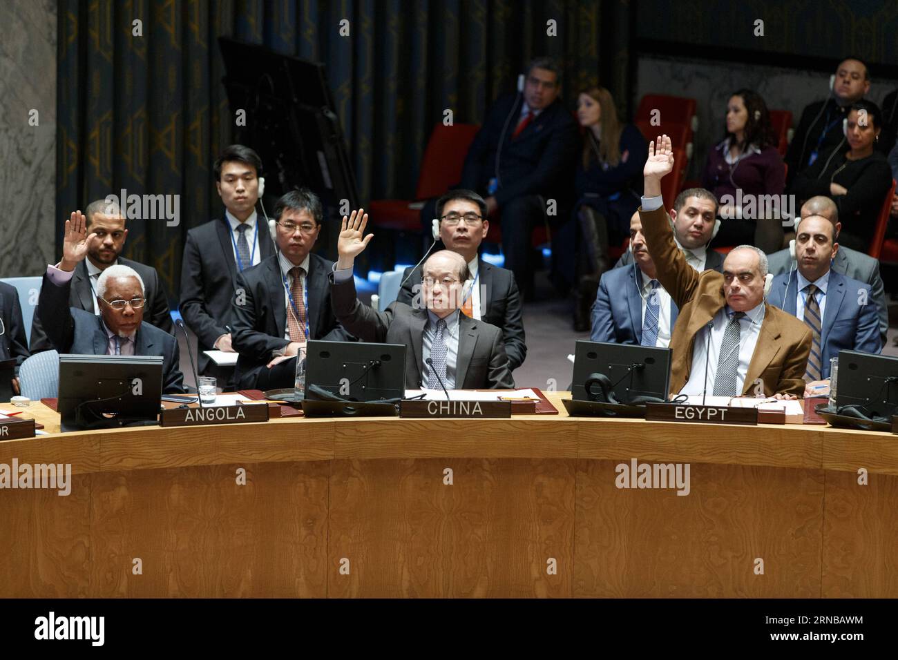 (160226) -- VEREINTEN NATIONEN, 26. Februar 2016 -- Liu Jieyi (Front-C), der Ständige Vertreter Chinas bei den Vereinten Nationen, stimmt für eine Resolution zur Einstellung der Feindseligkeiten in Syrien, die am 26. Februar um 00:00 Uhr Damaszener Zeit im UN-Hauptquartier in New York in Kraft treten wird. ) UN-SICHERHEITSRAT-SYRIEN-WAFFENSTILLSTAND LixMuzi PUBLICATIONxNOTxINxCHN Vereinte Nationen Feb 26 2016 Liu Jieyi Front C Chinesischer ständiger Vertreter bei den Vereinten Nationen stimmt für eine Resolution zur Billigung der Einstellung der Feindseligkeiten in Syrien Thatcher wird UM 00 Uhr Damaskus AUF Fe in Kraft treten Stockfoto