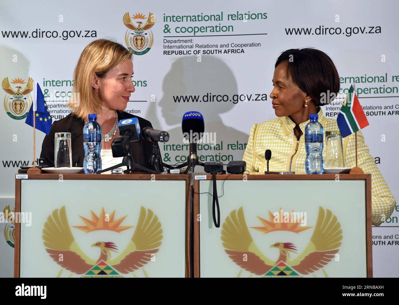 (160226) -- PRETORIA, 26. Februar 2016 -- die südafrikanische Ministerin für internationale Beziehungen und Zusammenarbeit, Mait Nkoana-Mashabane (R), und die hohe Vertreterin für Außen- und Sicherheitspolitik und Vizepräsidentin der Europäischen Kommission, Federica Mogherini, nehmen nach ihrem Treffen in Pretoria, Südafrika, am 26. Februar 2016 an einer gemeinsamen Pressekonferenz Teil. Südafrika und die Europäische Union (EU) haben am Freitag zugesagt, ihre strategische Partnerschaft im Hinblick auf ihre beiderseitigen Interessen zu verstärken.?) SÜDAFRIKA-PRETORIA-EU-TREFFEN DIRCO/JacolinexSchoonees PUBLICATIONxNOTxINxCHN PR Stockfoto