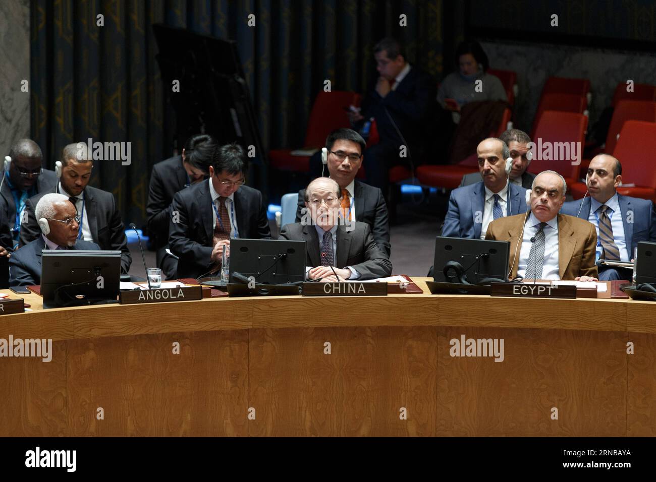(160226) -- VEREINTEN NATIONEN, 26. Februar 2016 -- Liu Jieyi (Front-C), der Ständige Vertreter Chinas bei den Vereinten Nationen, wendet sich nach der Verabschiedung einer Resolution zur Billigung der Einstellung der Feindseligkeiten in Syrien, die am 26. Februar um 00:00 Uhr Damaszener Zeit in Kraft treten wird, im UN-Hauptquartier in New York am 26. Februar 2016 an den Sicherheitsrat. ) UN-SICHERHEITSRAT-SYRIEN-WAFFENSTILLSTAND LixMuzi PUBLICATIONxNOTxINxCHN Vereinte Nationen Feb 26 2016 Liu Jieyi Chinesische ständige Vertreterin der Front C bei den Vereinten Nationen wendet sich nach der Verabschiedung einer Resolution zur Billigung des WAFFENSTILLSTANDS an den Sicherheitsrat Stockfoto