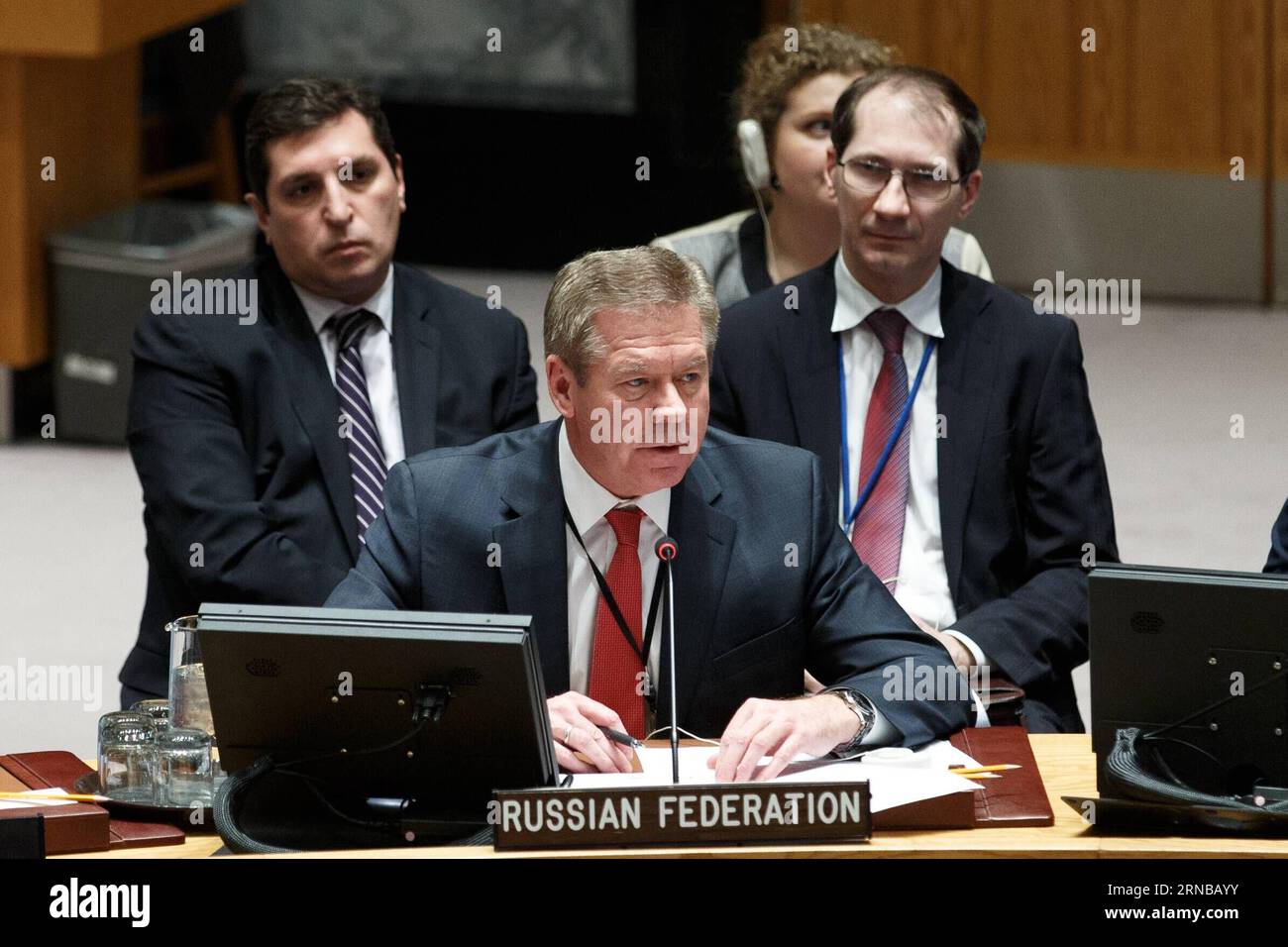 (160226) -- VEREINTEN NATIONEN, 26. Februar 2016 -- der stellvertretende russische Außenminister Gennady Gatilov (Front) wendet sich an den Sicherheitsrat, nachdem er eine Resolution verabschiedet hat, mit der die Einstellung der Feindseligkeiten in Syrien befürwortet wird, die am 26. Februar um 00:00 Uhr Damaszener Zeit im UN-Hauptquartier in New York am 26. Februar 2016 in Kraft treten wird. ) VN-SICHERHEITSRAT-SYRIEN-WAFFENSTILLSTAND LixMuzi PUBLICATIONxNOTxINxCHN Vereinte Nationen Februar 26 2016 die stellvertretenden russischen Außenminister Gennady Gatilov Front spricht nach der Annahme einer Resolution, die die Einstellung der Feindseligkeiten in Syrien befürwortet, an den Sicherheitsrat Stockfoto