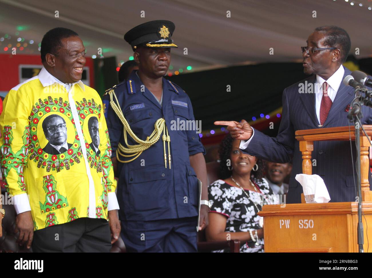 Der simbabwische Präsident Robert Mugabe (1. R) macht einen Scherz mit Vizepräsident Emmerson Mnangagwa (1. L) während Mugabes 92. Geburtstagsfeier im Great Zimbabwe in Masvingo, Simbabwe, am 27. Februar 2016. Der Präsident Simbabwes, Robert Mugabe, der älteste Führer der Welt, feierte seinen 92. Geburtstag am Samstag mit einer üppigen Geburtstagsparty, an der Tausende von Parteibefürwortern in der Provinz Masvingo teilnahmen. ) ZIMBABWE-MASVINGO-MUGABE-92. GEBURTSTAGSFEIER STRINGER PUBLICATIONXNOTXINXCHN Stockfoto