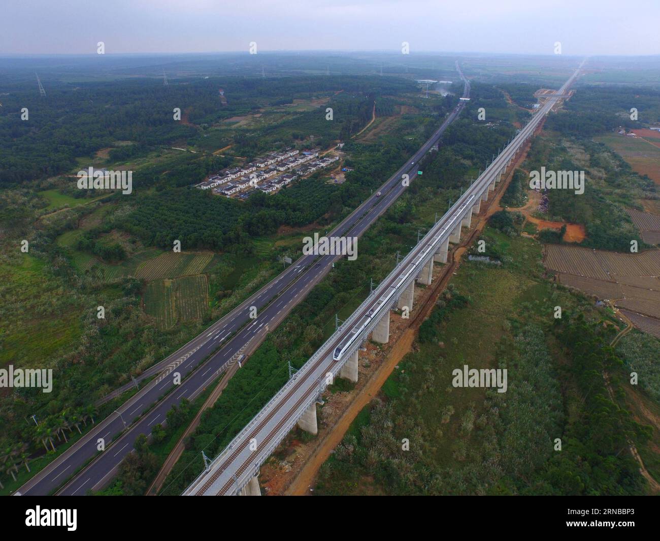 Das am 29. Dezember 2015 aufgenommene Dateifoto zeigt einen Hochgeschwindigkeitszug, der auf Haikou-Lingao auf der westlichen Umgehungsstrecke der Hainan-Hochgeschwindigkeitsbahn auf der südchinesischen Insel Hainan fährt. Der Bau weiterer Hochgeschwindigkeitsbahnen war ein heißes Thema auf den jährlichen Sitzungen der chinesischen Provinzgesetzgebungen und politischen Beratungsgremien, die im Januar intensiv stattfanden. China verfügt über das weltweit größte Hochgeschwindigkeitsbahnnetz mit einer Gesamtfahrlänge von 19.000 km bis Ende 2015, was etwa 60 Prozent der Gesamtfahrstrecke der Welt entspricht. Das wachsende Hochgeschwindigkeitsbahnnetz bietet beispiellosen Komfort A Stockfoto