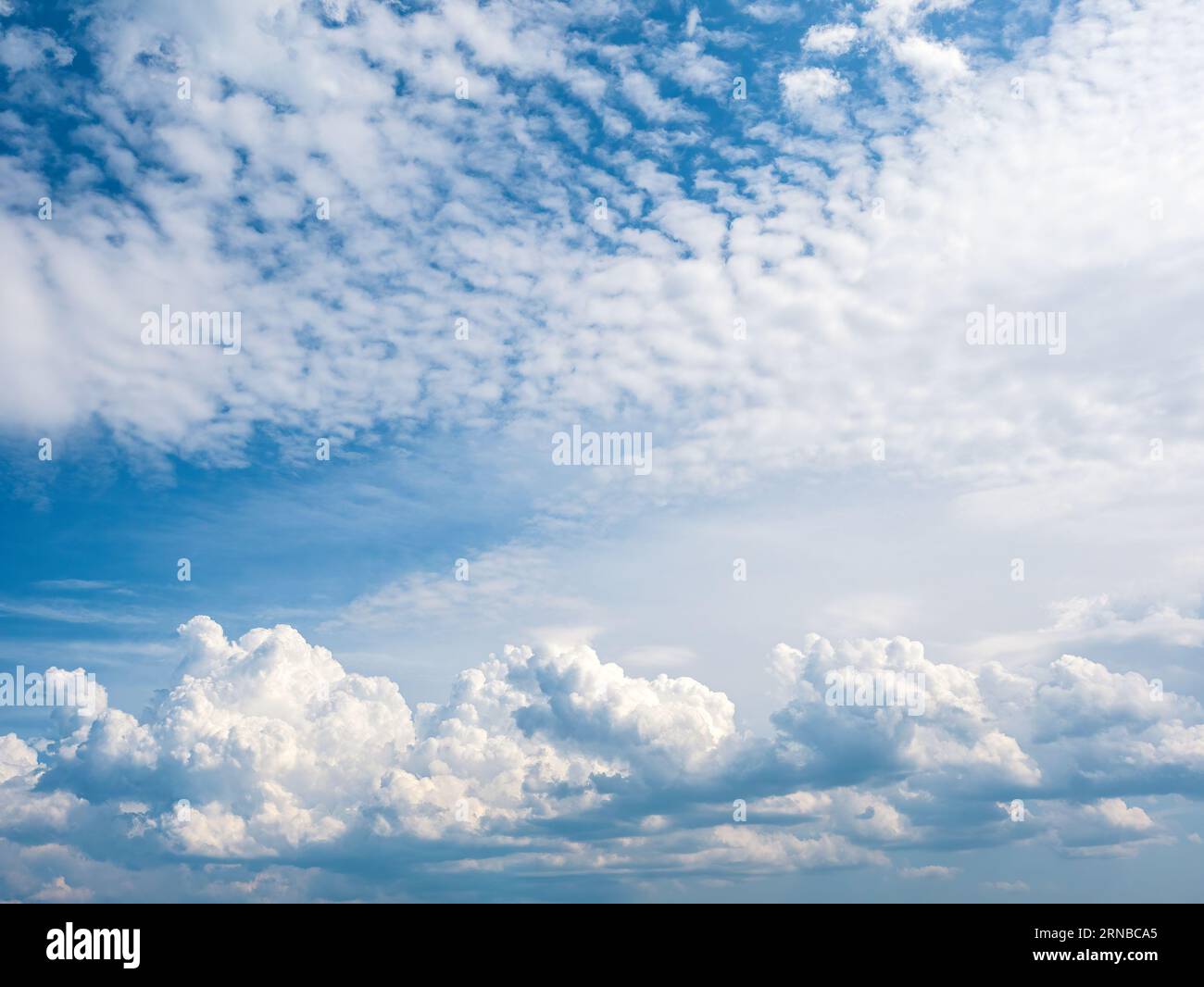 Blauer Himmel mit weißen Wolken Natur Hintergrund Stockfoto