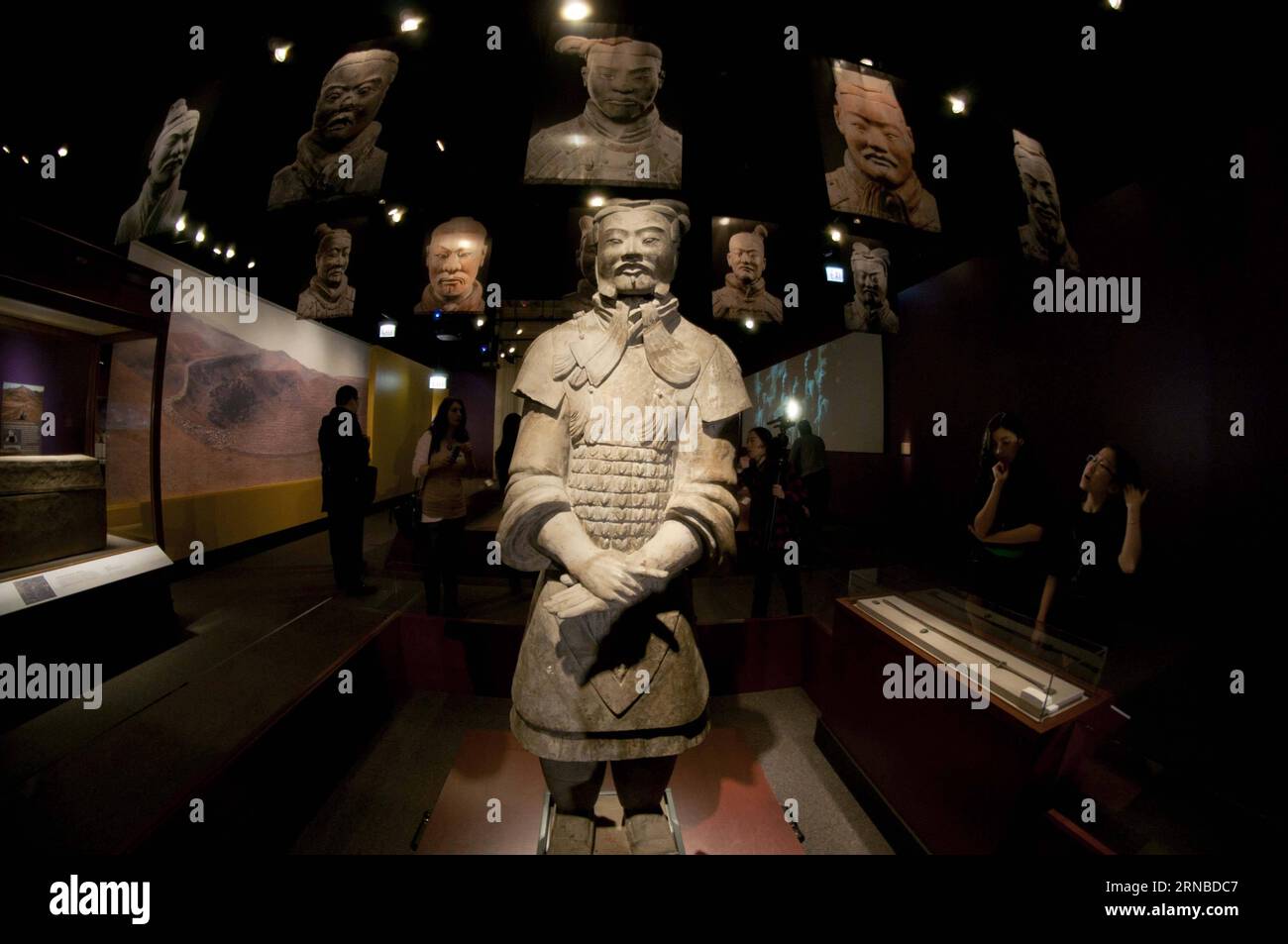 (160302) -- CHICAGO, 2. März 2016 -- Foto aufgenommen am 1. März 2016 zeigt die Exponate über die erste Ausstellung des chinesischen Kaisers und seiner Terracotta-Krieger im Field Museum in Chicago, USA. Chinas erste Ausstellung von Kaiser und seinen Terrakotta-Kriegern wurde am Dienstag in Chicago eröffnet, wo Artefakte und Antiquitäten aus der chinesischen Qin-Dynastie vor mehr als 2000 Jahren gezeigt wurden. Die größte Terrakotta-Kriegerausstellung, die in den letzten Jahren in Nordamerika stattfand, zeigt mehr als 170 Objekte, darunter Bronzeartefakte, Waffen und 10 berühmte Terrakotta-Figuren. ) US-CHICAGO-TERRAKOTTA-KRIEGER SH Stockfoto