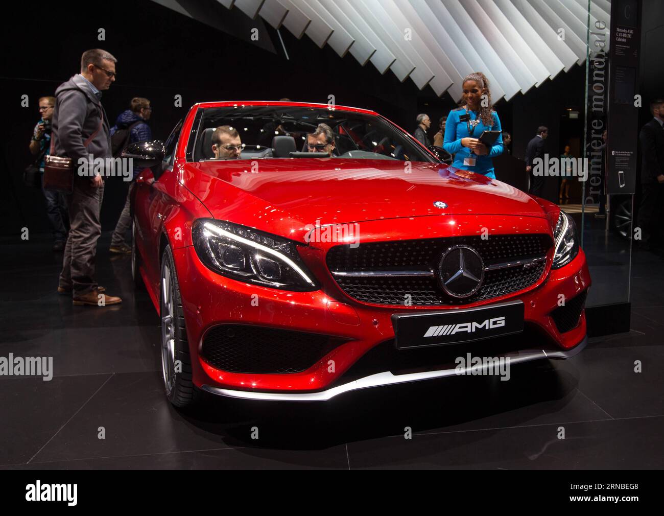 (160303) -- GENF, 3. März 2016 -- Ein Mercedes-Benz AMG C43 Auto wird auf dem 86. Internationalen Automobilsalon in Genf, Schweiz, am ersten öffentlichen Tag, 3. März 2016, ausgestellt. Rund 200 Aussteller stellen auf der diesjährigen Messe vom 3. Bis 13. März rund 900 Fahrzeuge vor. ) SCHWEIZ-GENF-MOTORENMESSE XuxJinquan PUBLICATIONxNOTxINxCHN Genf 3. März 2016 AUF der 86. Internationalen Motorenmesse Genf Schweiz WIRD ein Mercedes Benz AMG C43 gezeigt AM ersten Tag der Öffentlichkeit AM 3. März 2016 präsentieren rund 200 Aussteller AUF DER diesjährigen S Show aus rund 900 FAHRZEUGE Stockfoto