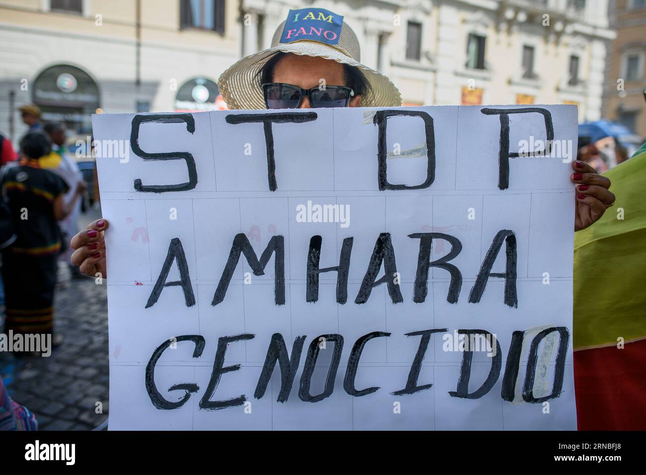 Rom, Italien. August 2023 31. Eine äthiopische Frau aus der ethnischen Gruppe der Amhara hält ein Zeichen, das für ein Ende des Völkermords an Amhara während der Protestdemonstration gegen die Verfolgung der Amhara in Äthiopien in Rom plädiert. Nach Angaben des Hohen Kommissars der Vereinten Nationen für Menschenrechte (OHCHR) sind in der Region Amhara mindestens 183 Menschen bei Zusammenstößen ums Leben gekommen. Nach der Ausrufung des Ausnahmezustands wurden mindestens 1.000 Menschen verhaftet: Viele gehören der ethnischen Gruppe der Amhara an und stehen im Verdacht, die Fano-Milizen („freiwillige Kämpfer“ in Amhara) zu unterstützen, die Re Stockfoto